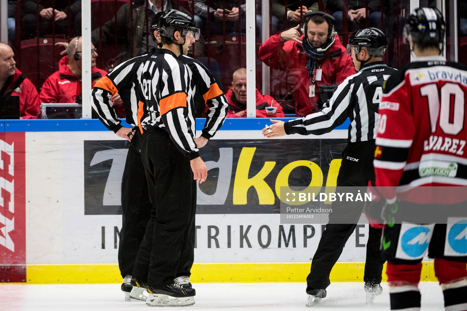 Domarna videogranskar ett mål och godkänner 0-1 målet