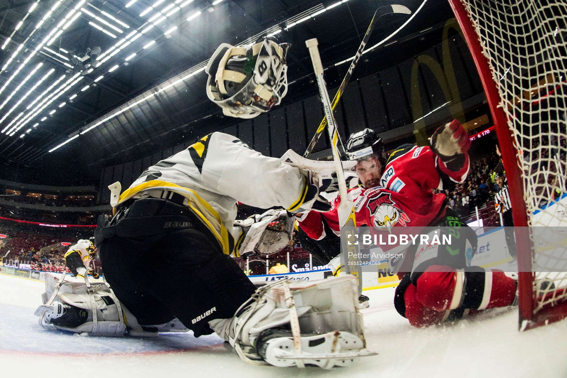 Malmö Redhawks Konstantin Komarek krockar med Brynäs