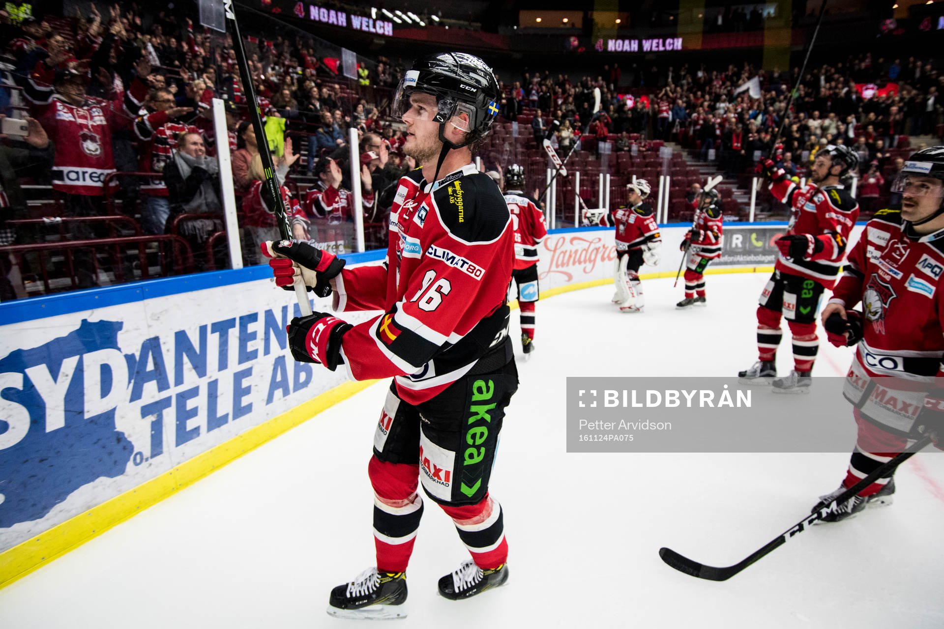 Malmö Redhawks Kim Rosdahl jublar mot publiken
