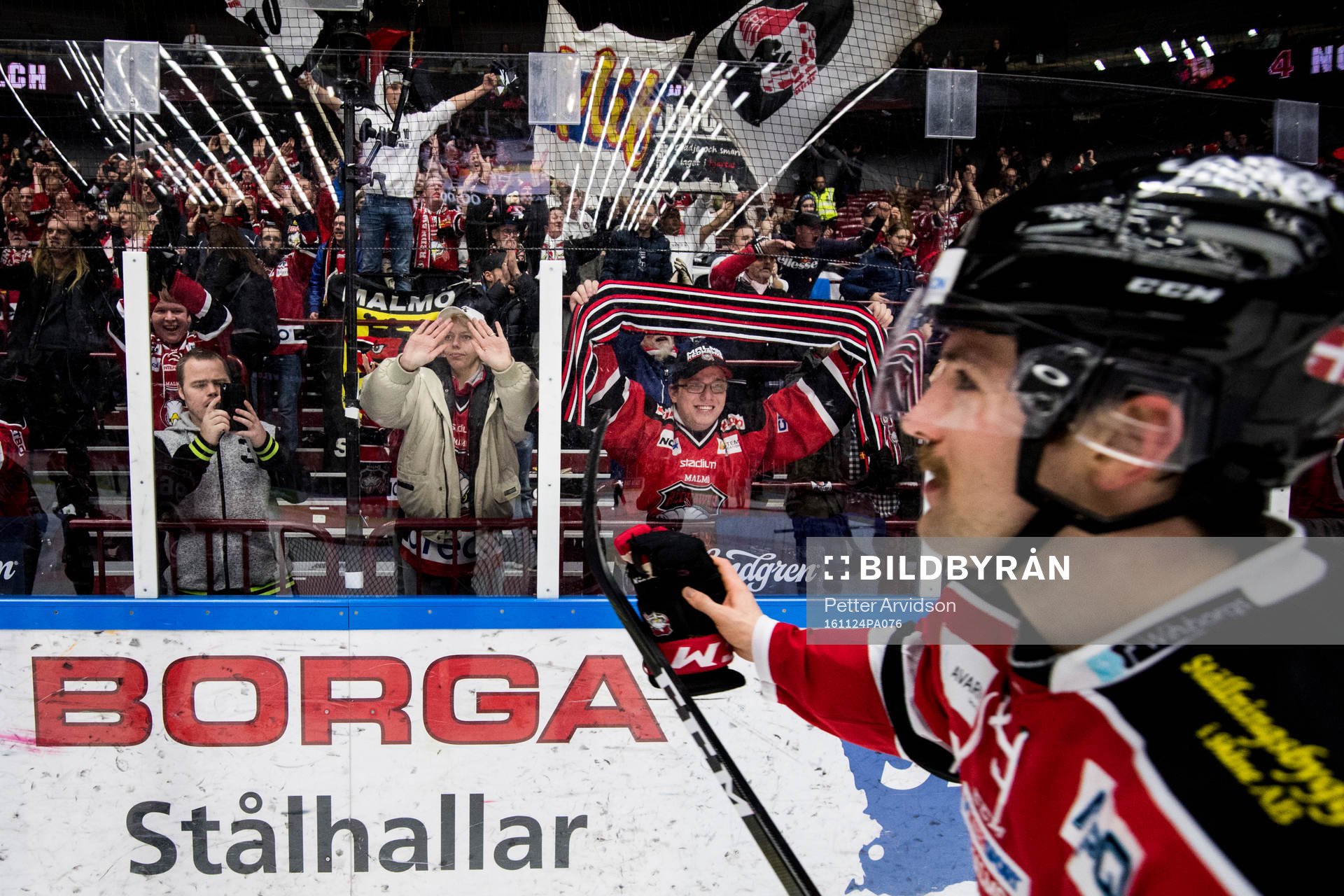 Malmö Redhawks Nichlas Hardt jublar mot publiken