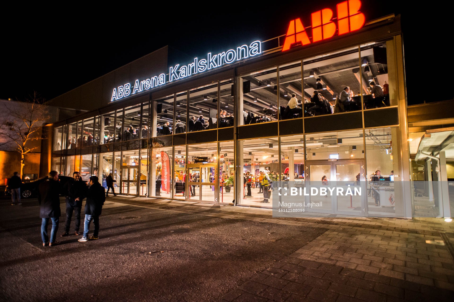 Exteriört ABB arena Rosenholm innan ishockeymatchen i SHL