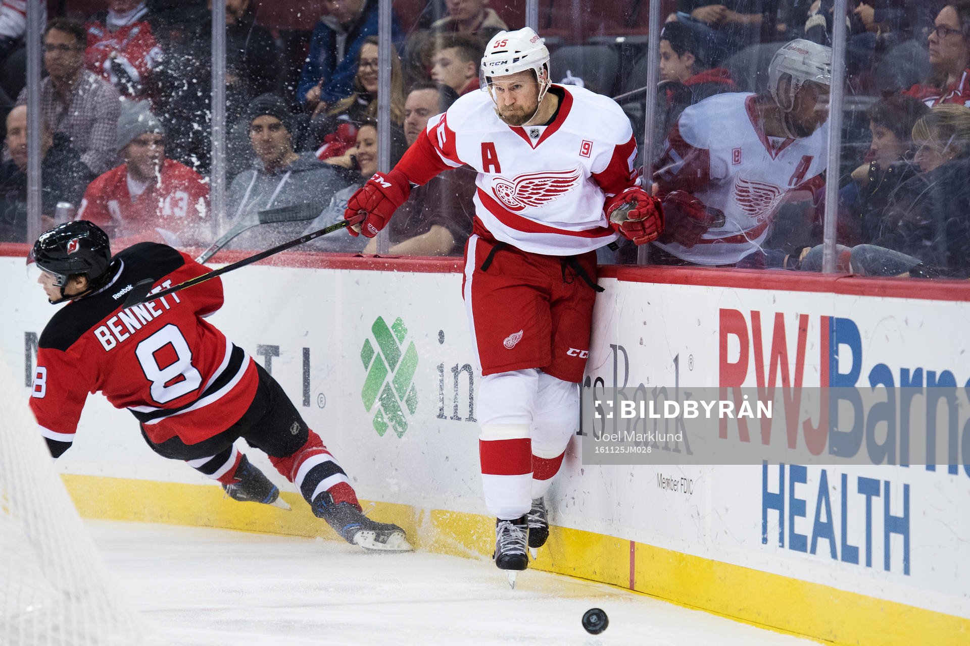 New Jerseys Beau Bennett och Detroits Niklas Kronwall