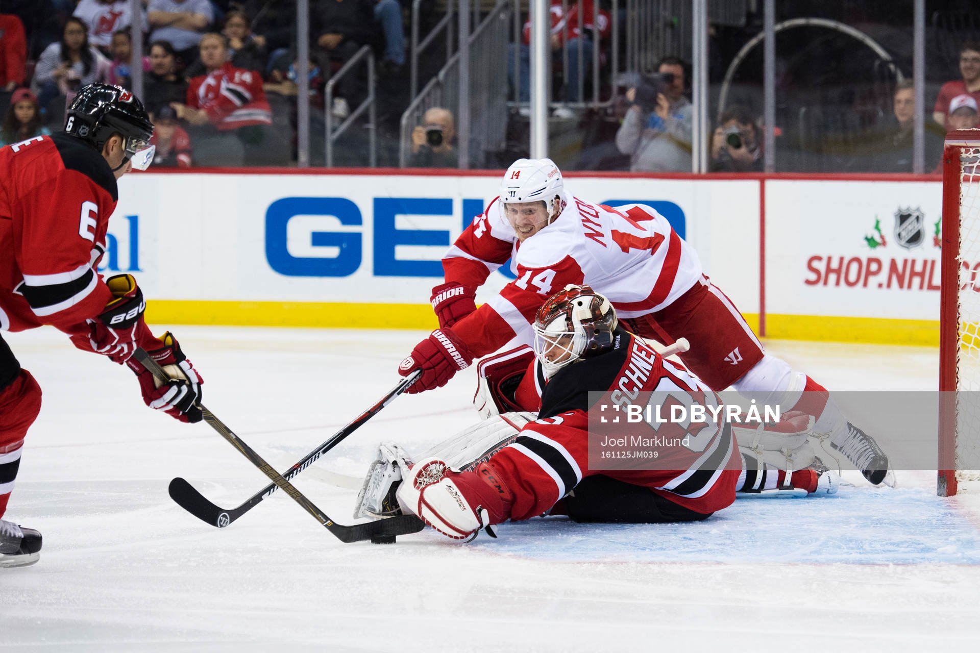 Detroits Gustav Nyquist oroar framför New Jerseys målvakt