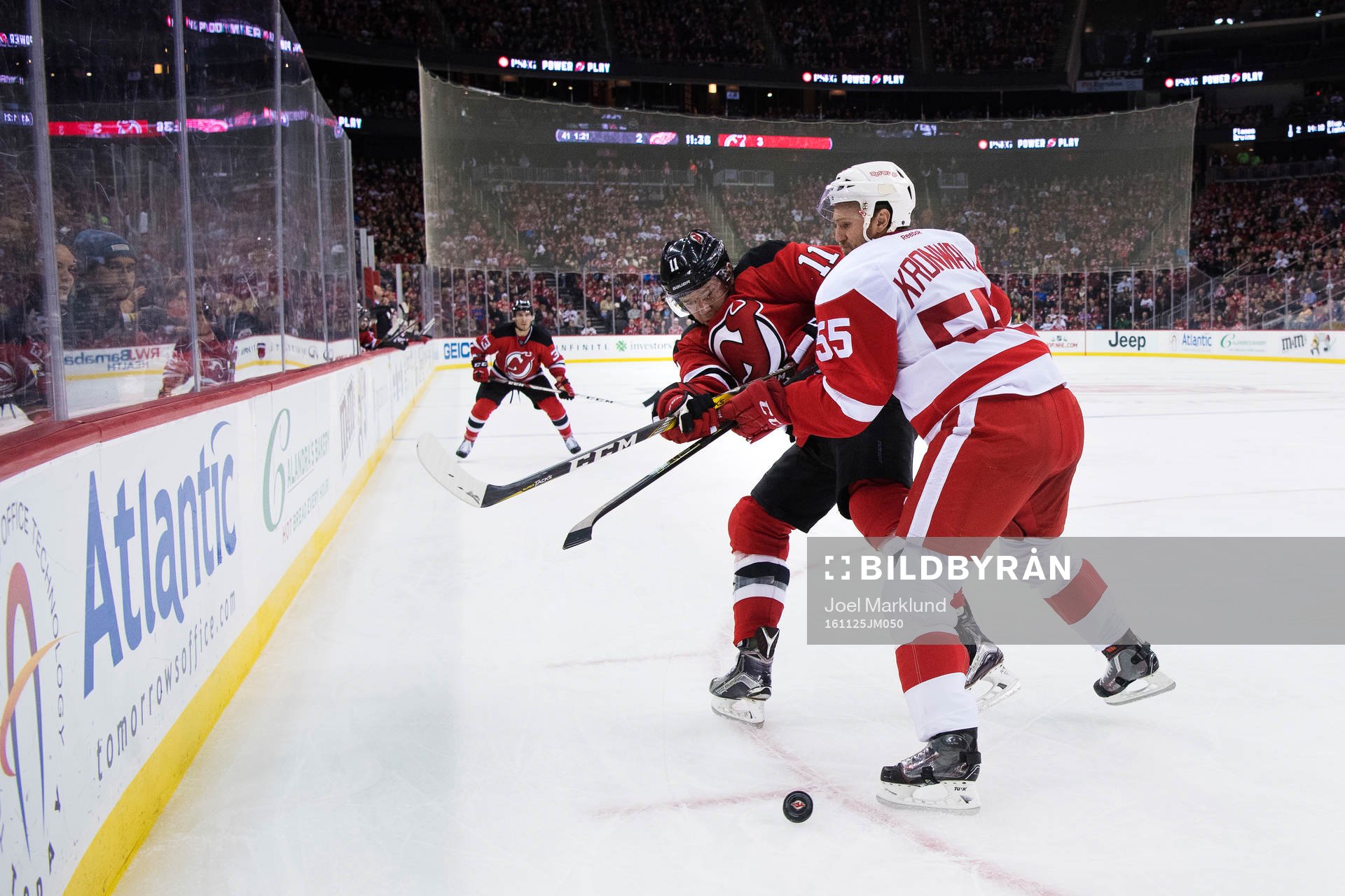 New Jerseys PA Parenteau tacklas av Detroits Niklas Kronwall