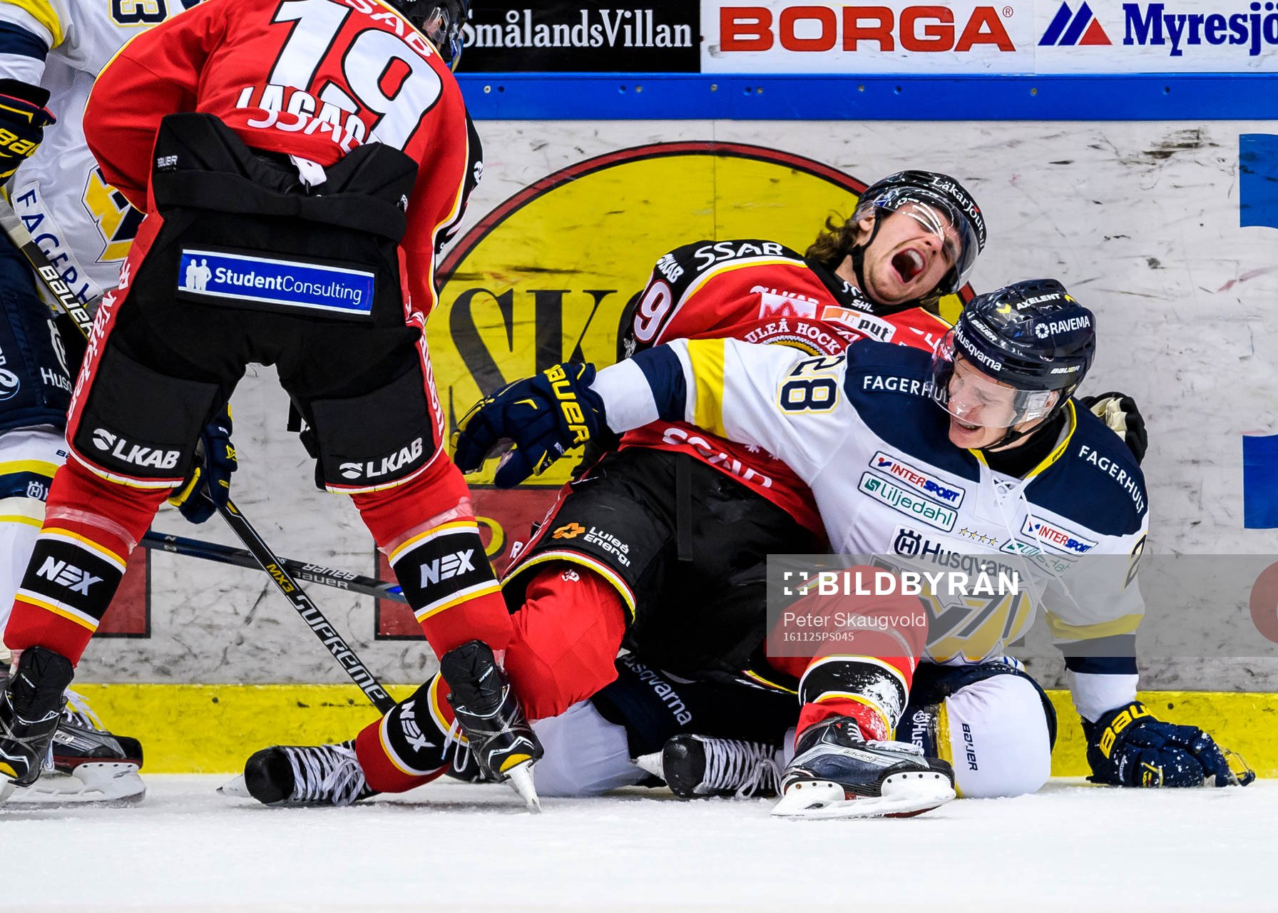 Luleås Pontus Själin reagerar har ont