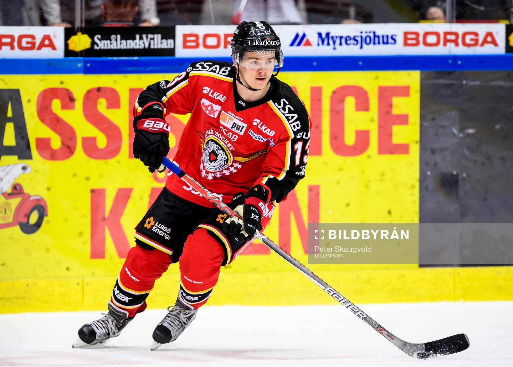 Luleås Julius Junttila med pucken