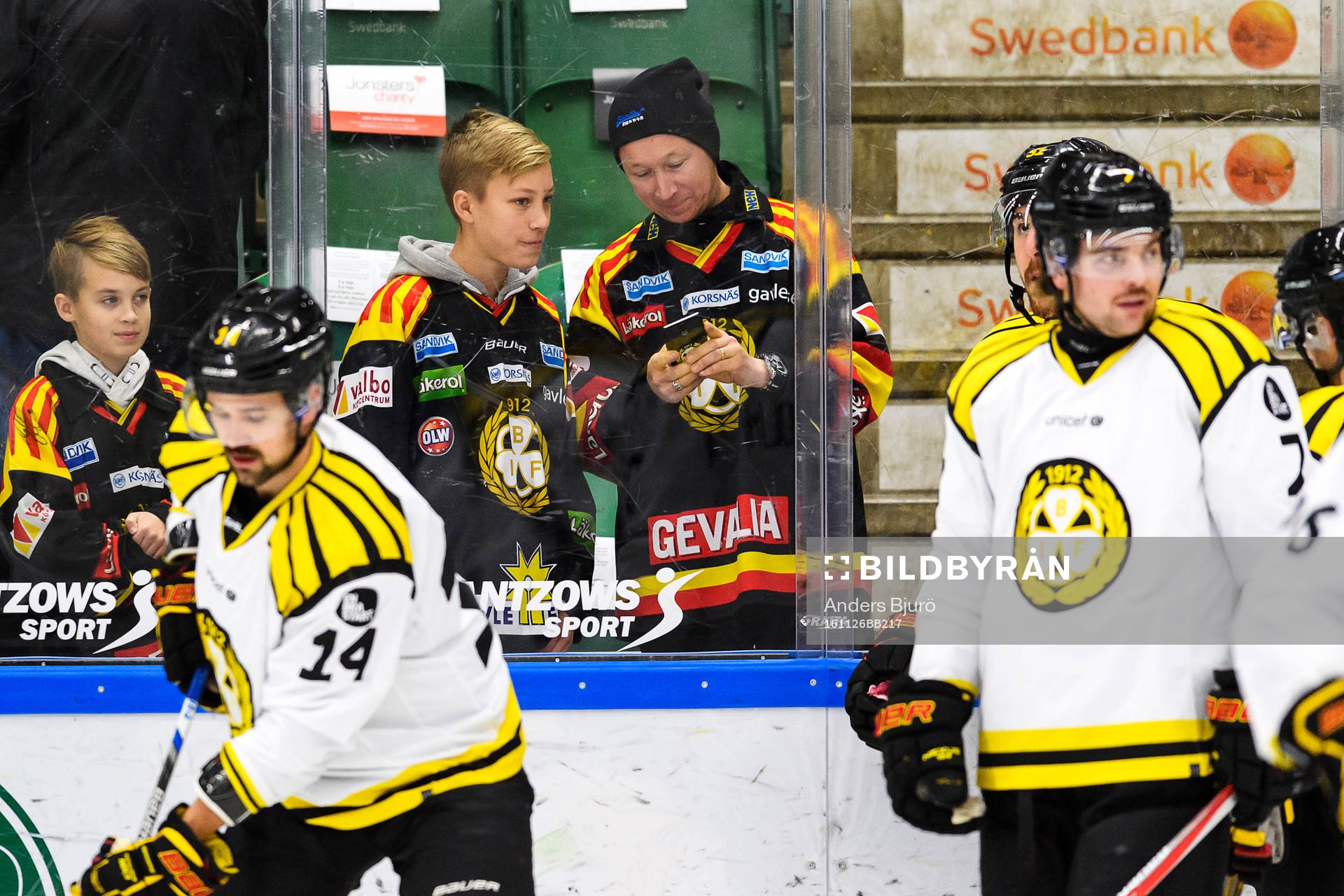 Några Brynäs supporters tittar på uppvärmningen