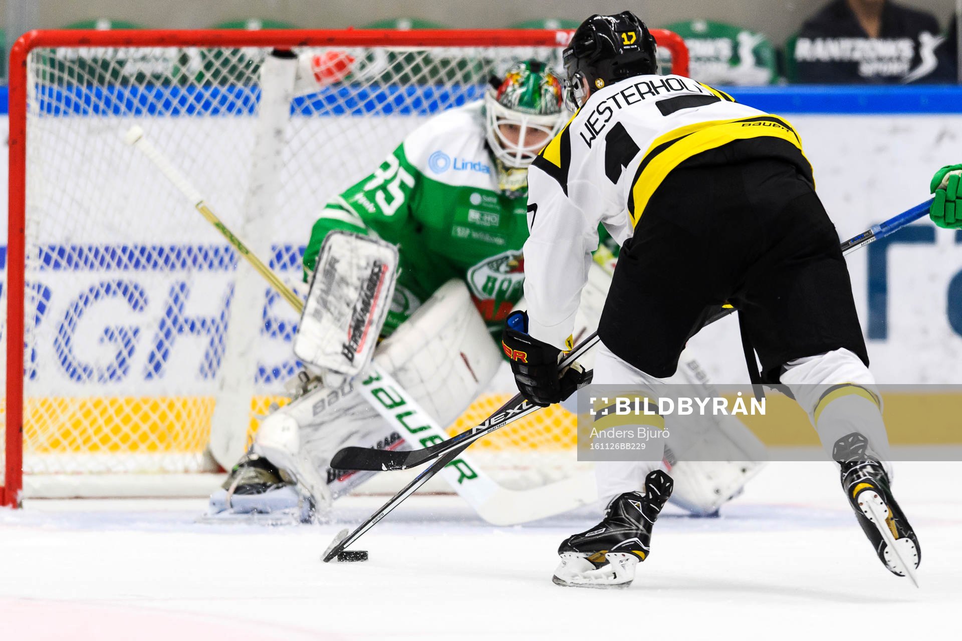 Brynäs Pathrik Westerholm oroar framför Rögles målvakt