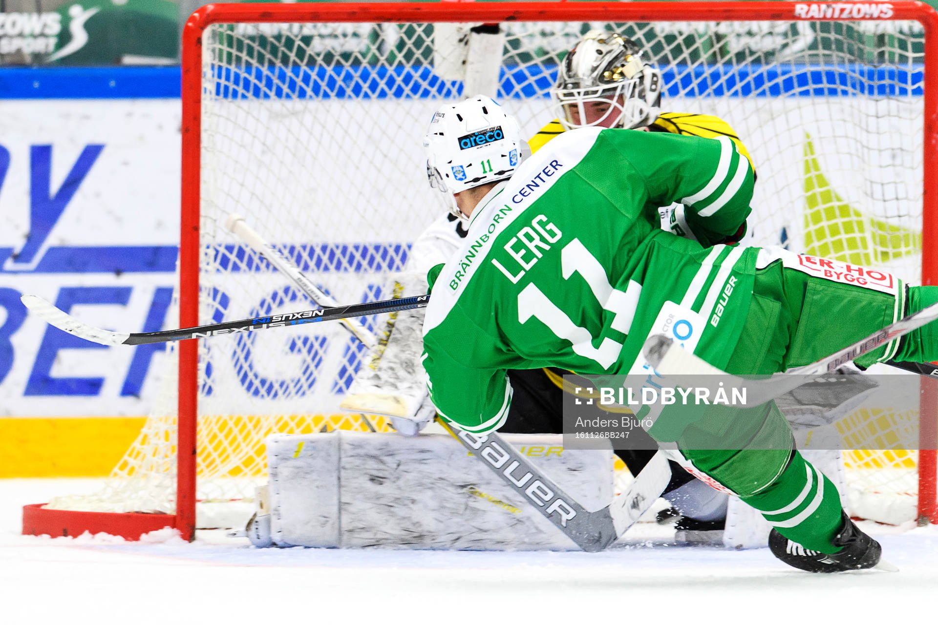 Rögles Bryan Lerg gör 1-1 bakom Brynäs målvakt David