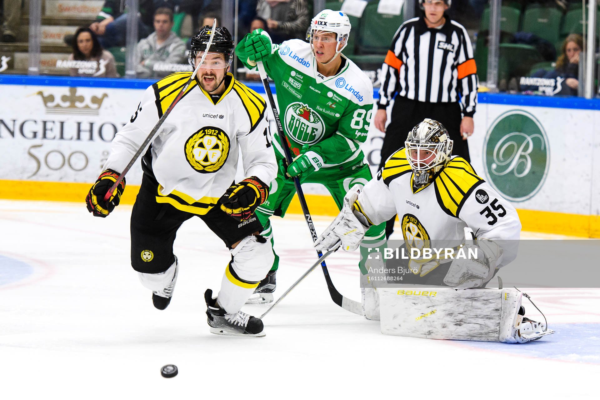 Brynäs Simon Bertilsson och Rögles David Åslin i kamp om