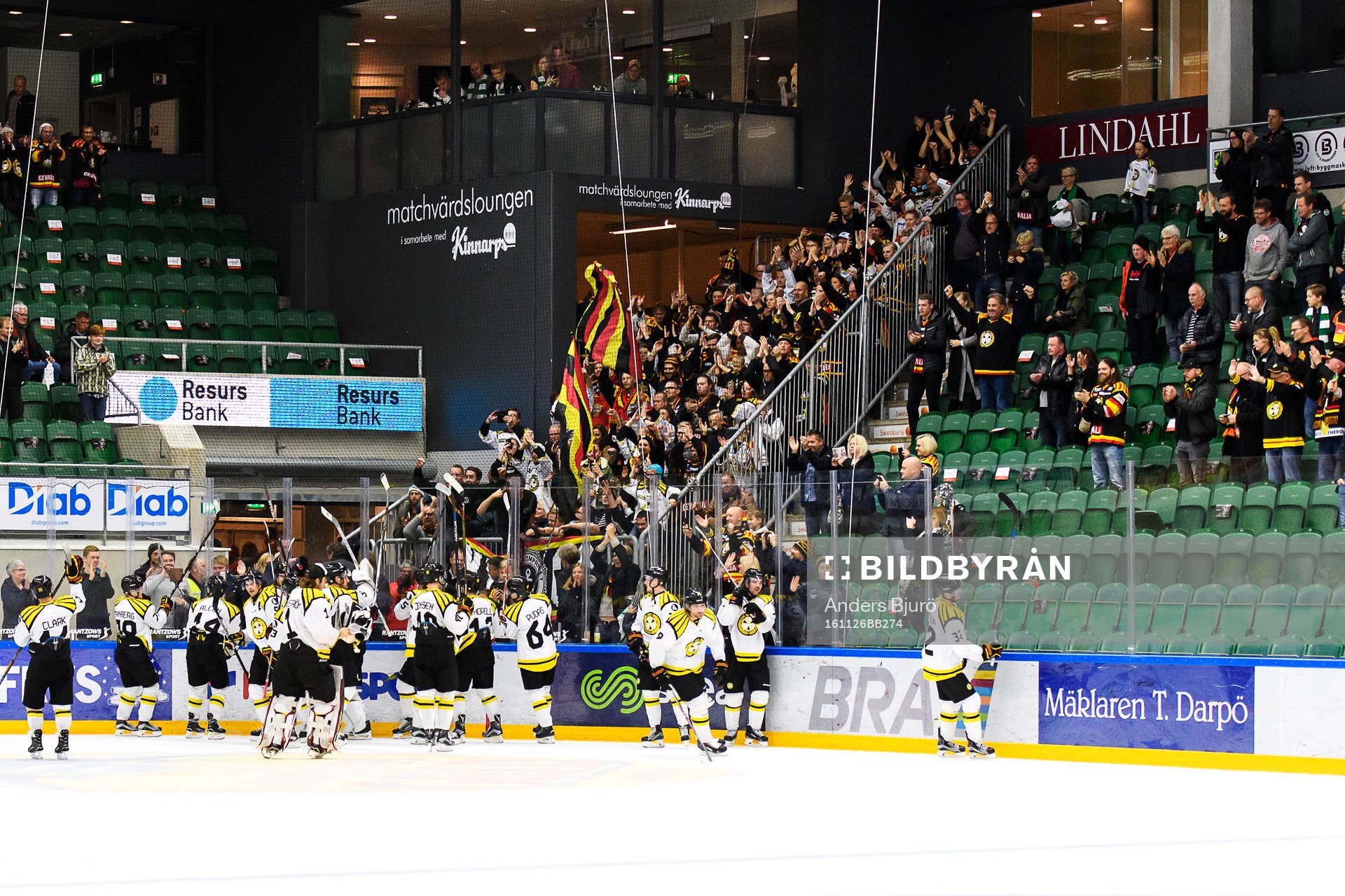 Brynäs spelare jublar och tackar sina supporters