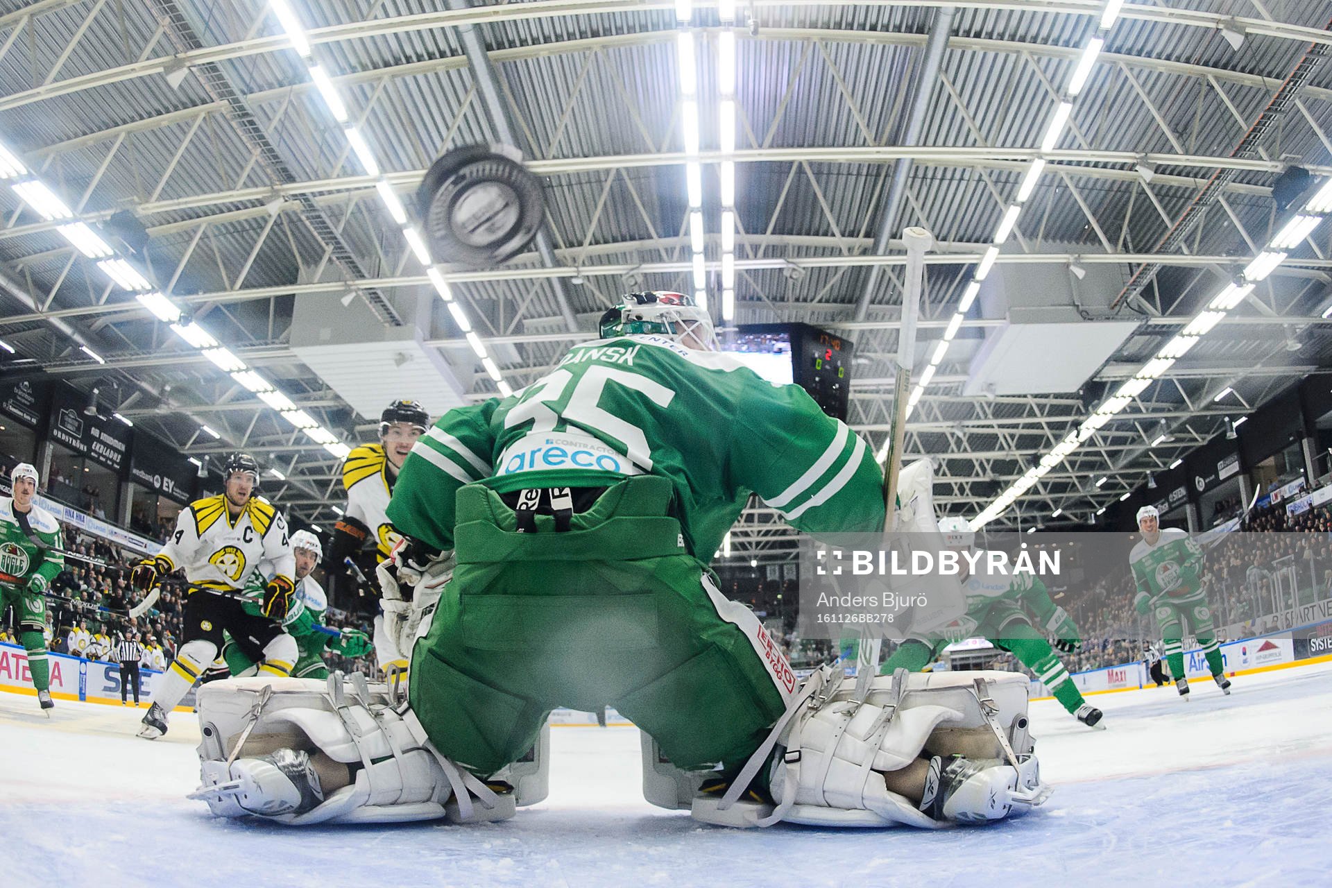 Brynäs Pathrik Westerholm (ej i bild) gör 0-1 bakom