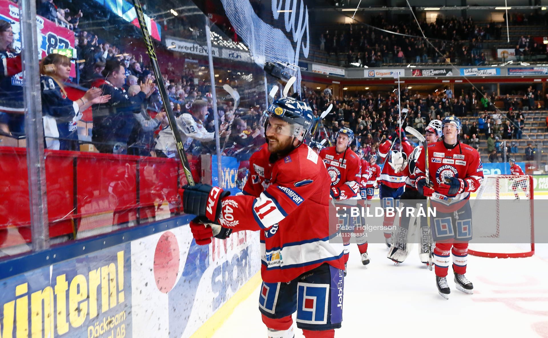 Linköpings spelare med Garrett Roe jublar och tackar