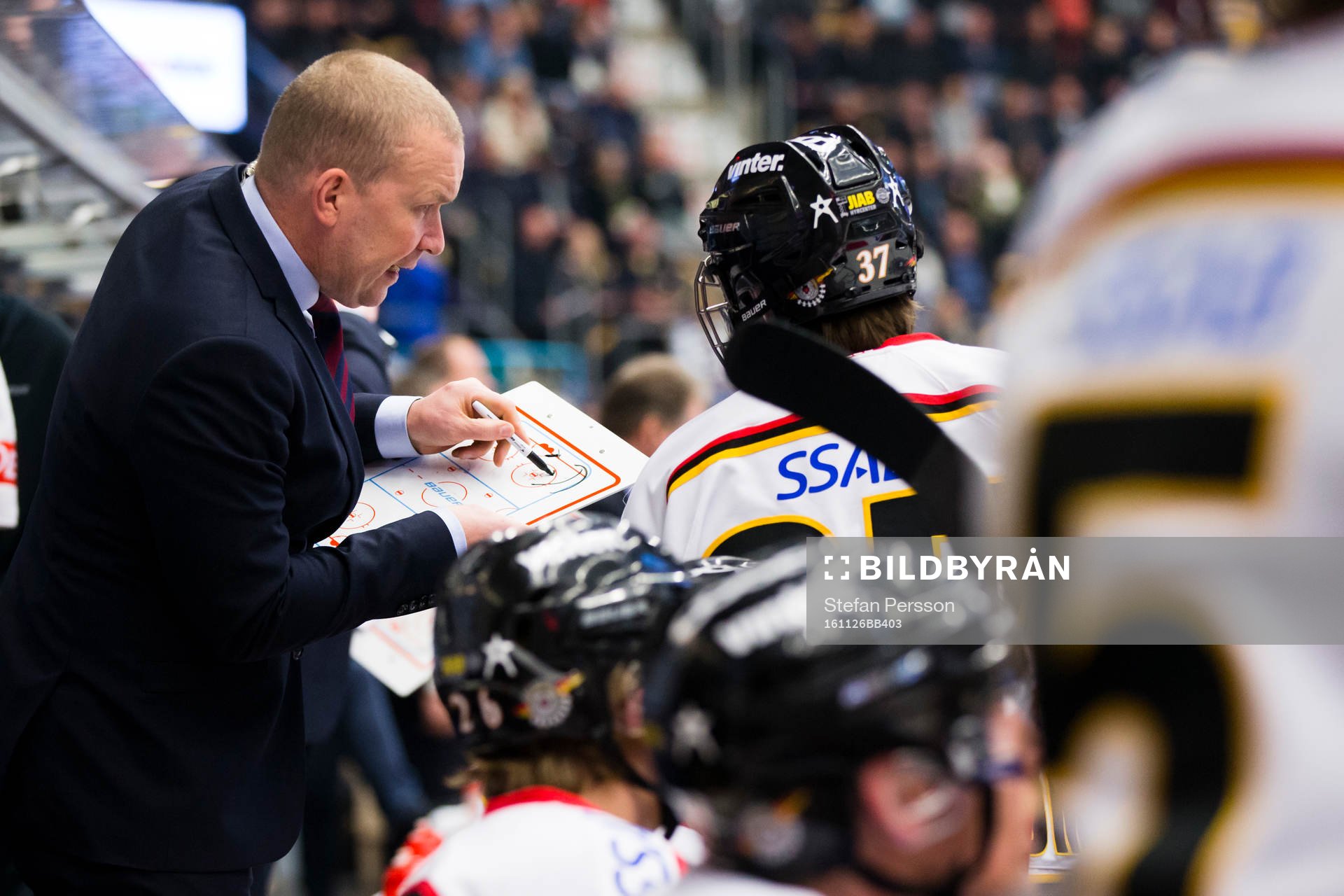 Luleås huvudtränare Stefan Nilsson instruerar Luleås