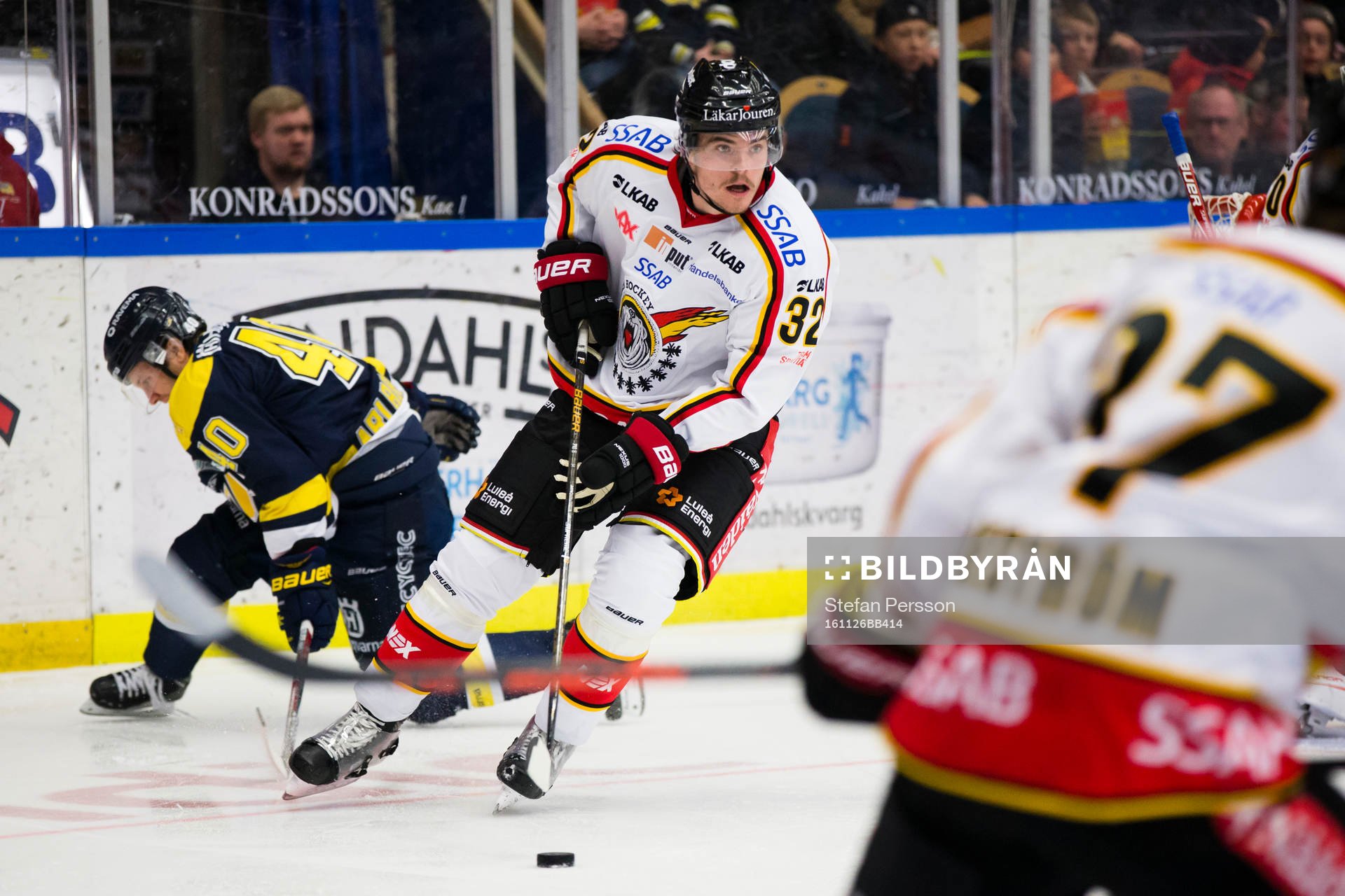 Luleås Oscar Engsund med pucken