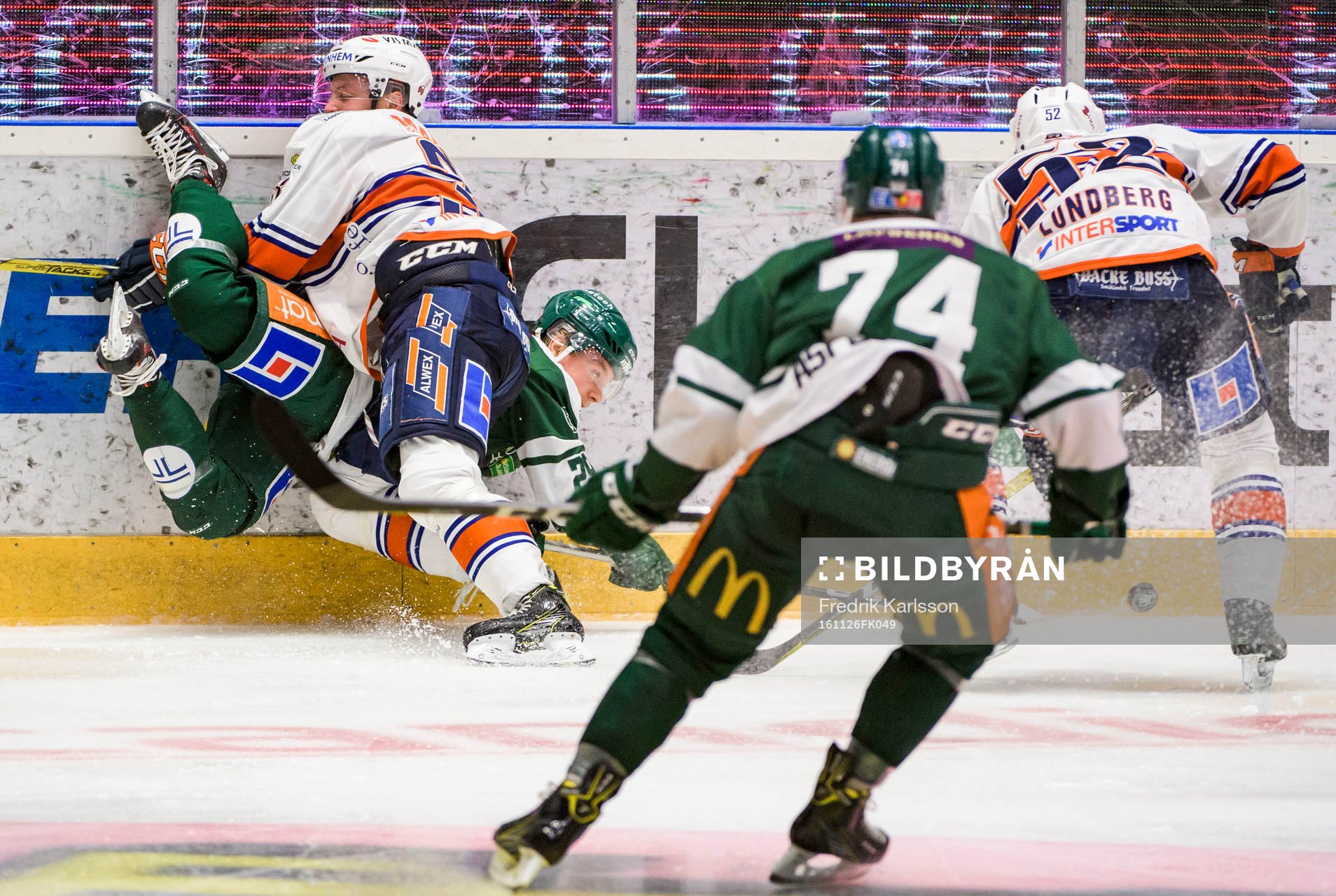 Färjestads Oskar Steen får en tackling