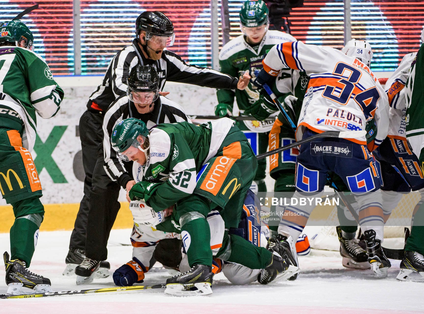 Färjestads Magnus Nygren är med i ett stort slagsmål som