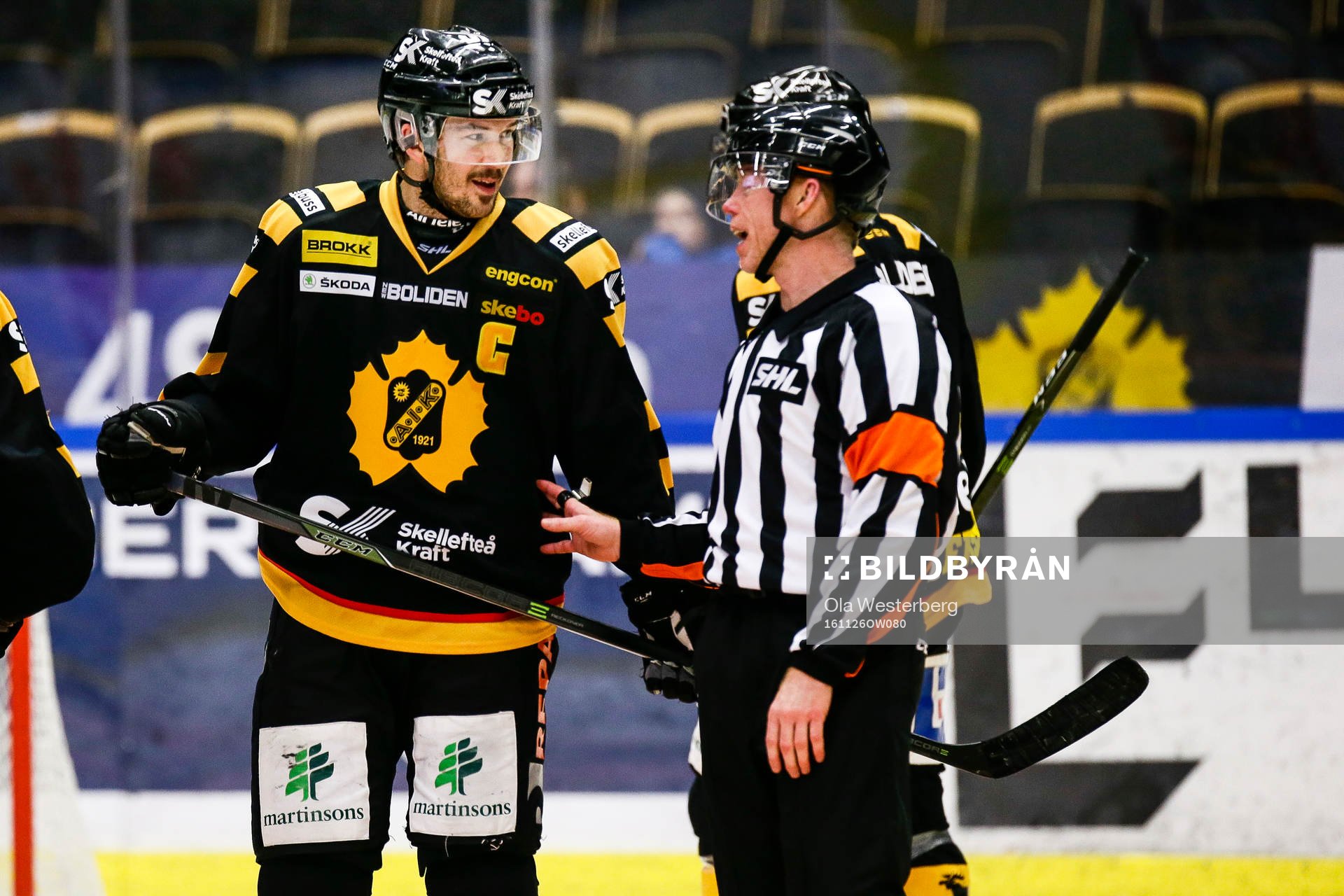 Skellefteås Jimmie Ericsson samtalar med domaren Pehr