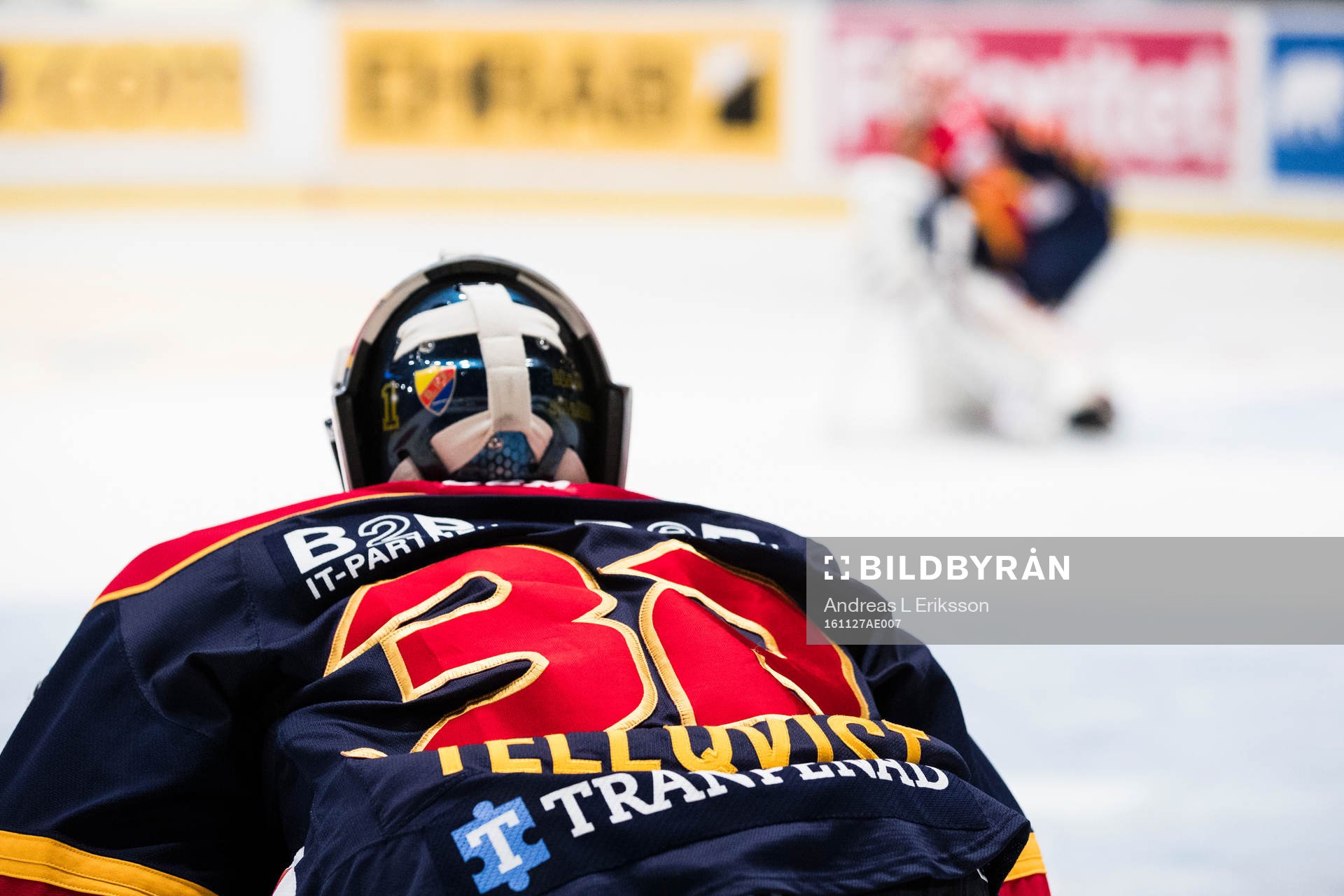 Djurgårdens målvakt Mikael Tellqvist följer