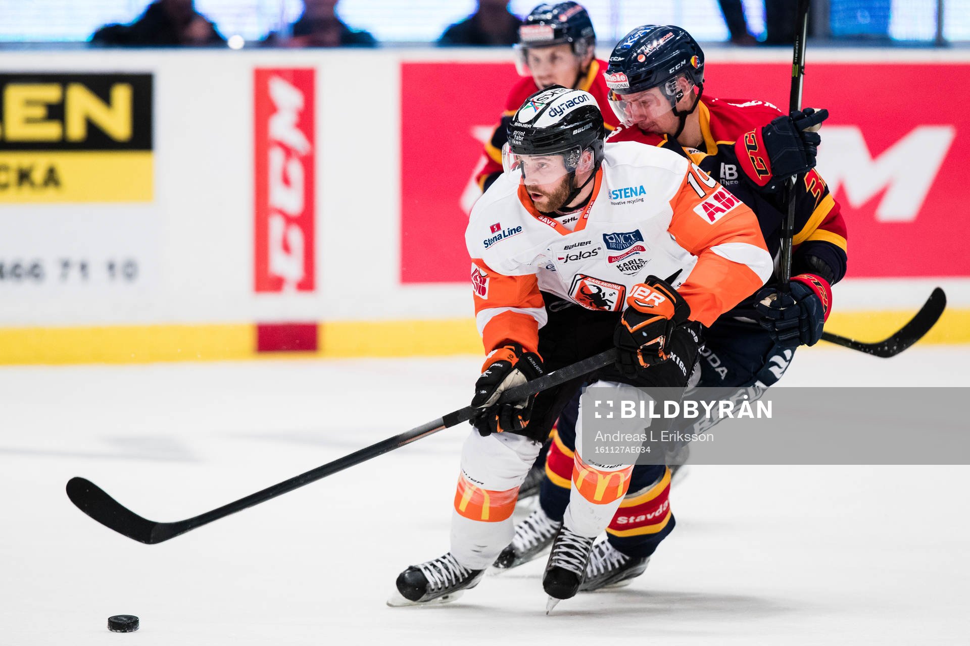 Karlskronas Mattias Guter jagas av Djurgårdens Daniel