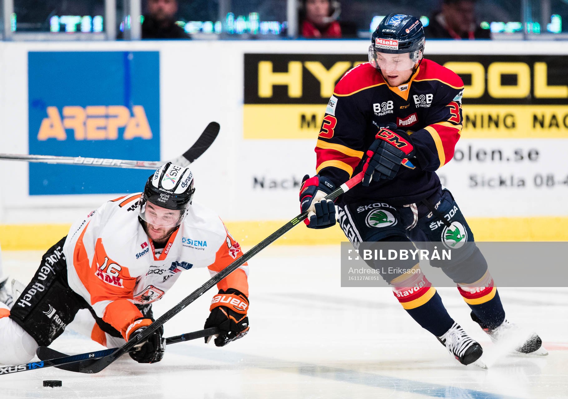 Karlskronas John Henrion i kamp om pucken med Djurgårdens