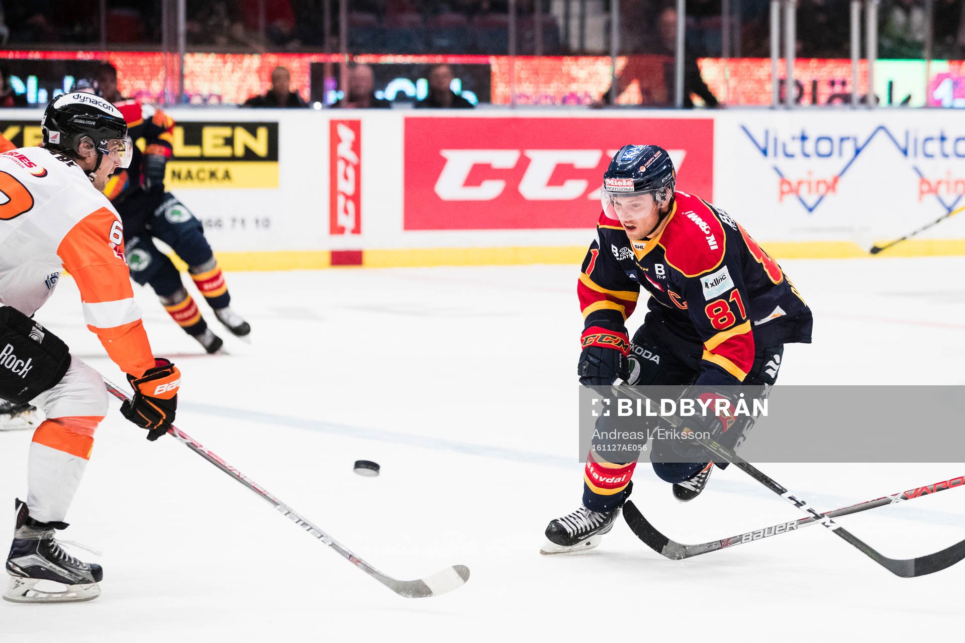 Karlskronas Daniel Gunnarsson väntar in Djurgårdens Calle
