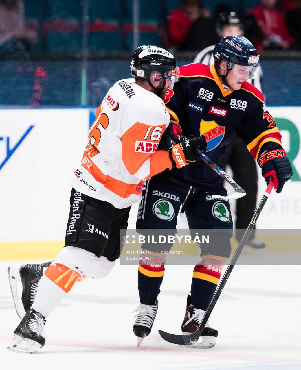 Karlskronas John Henrion i en närkamp med Djurgårdens