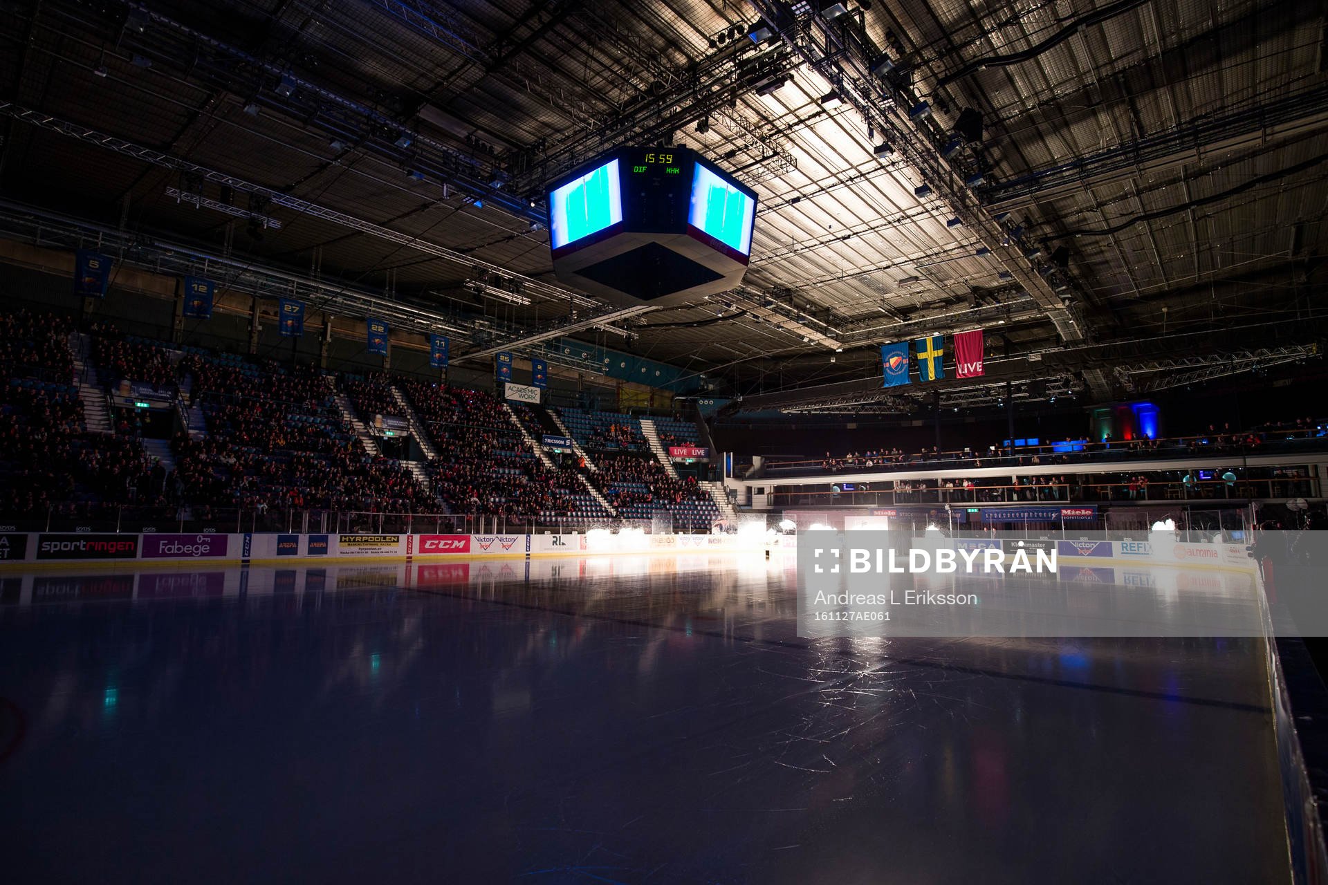 Eldflammor lyser upp Hovet när Djurgårdens spelare ska