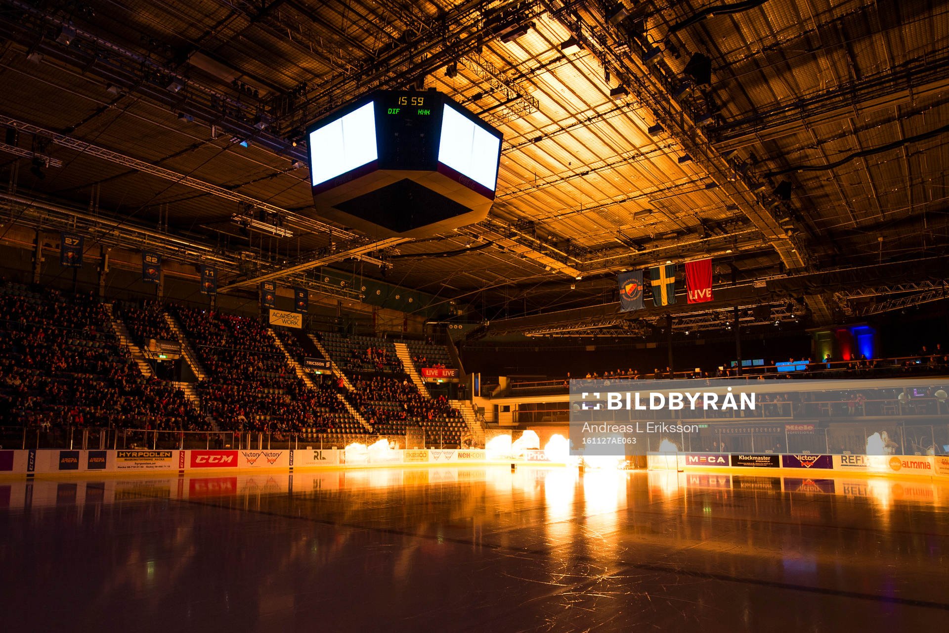 Eldflammor lyser upp Hovet när Djurgårdens spelare ska