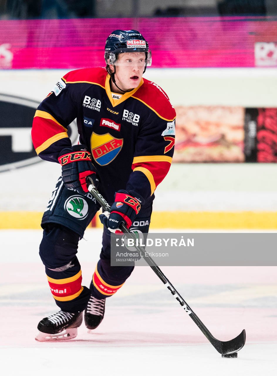 Djurgårdens Emil Johansson med pucken
