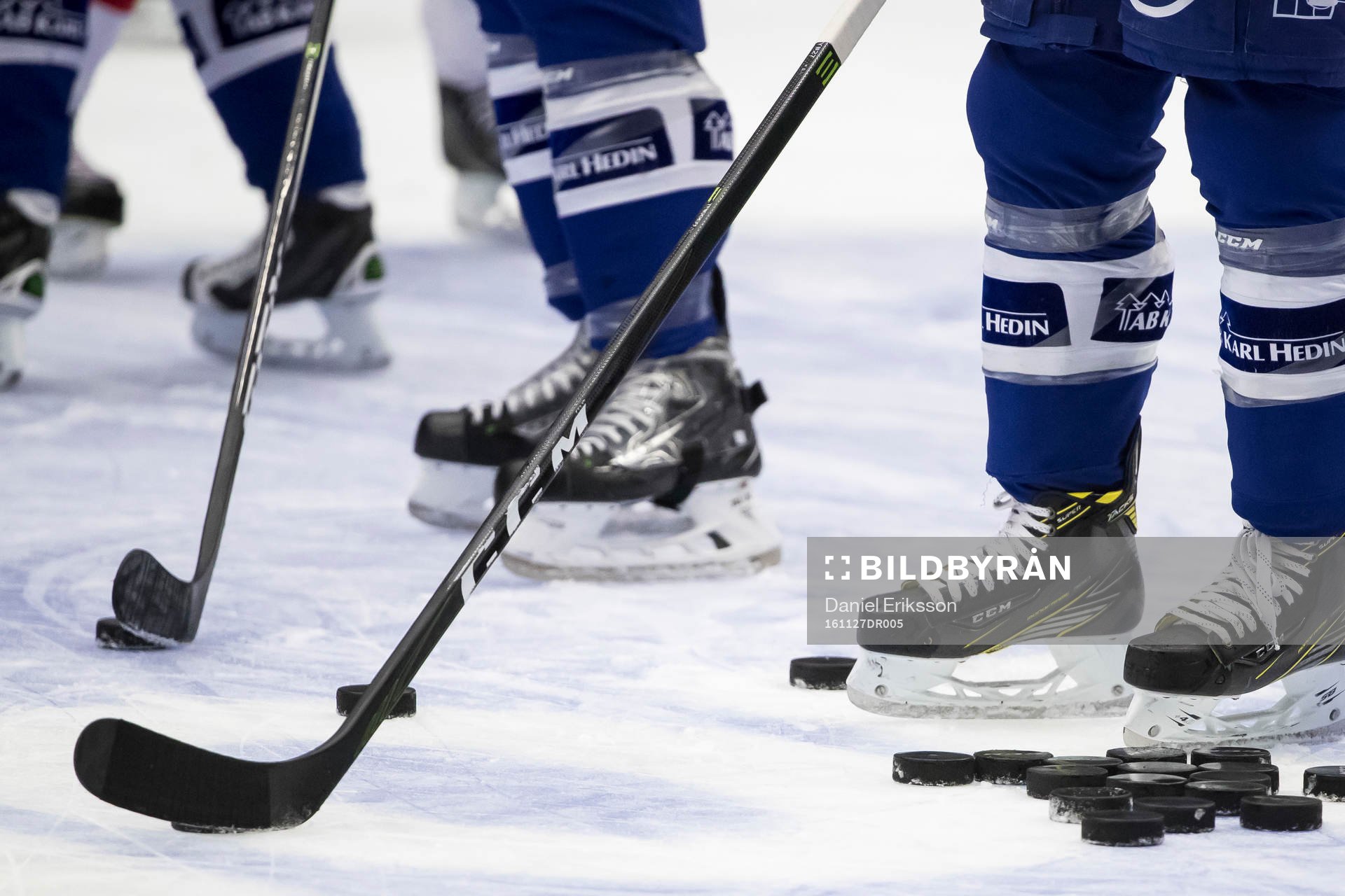 Klubbor, skridskor och puckar innan ishockeymatchen i SHL