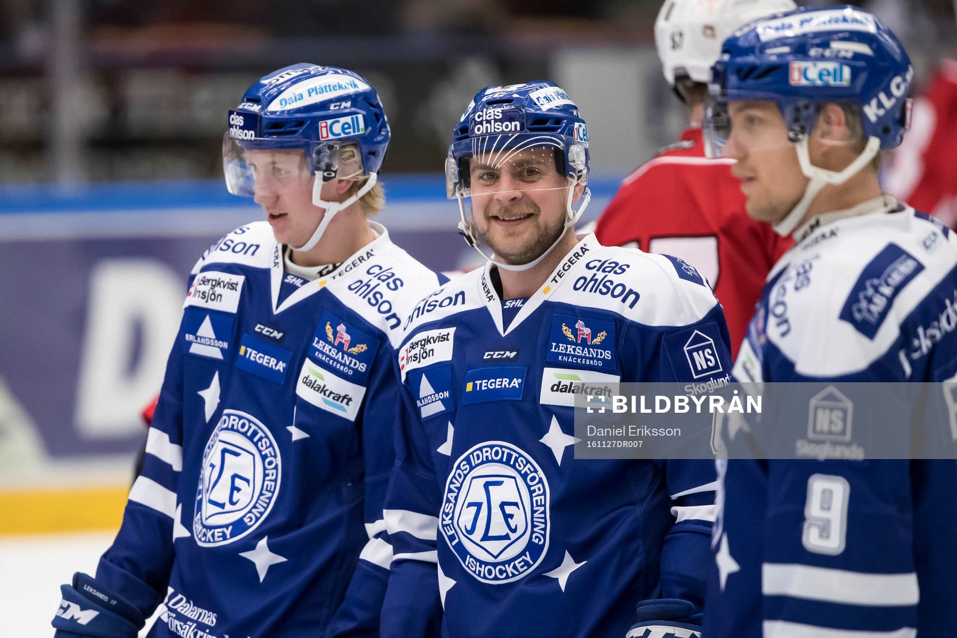 Leksands Nichlas Torp ler mot kameran vid uppvärmningen