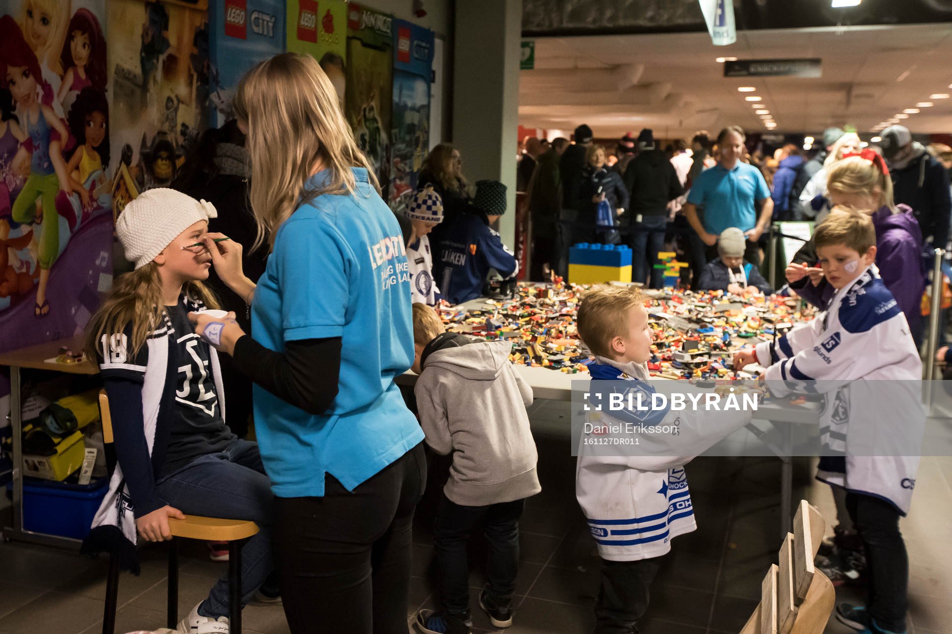 Ansiktsmålning vid familjedagen innan ishockeymatchen i