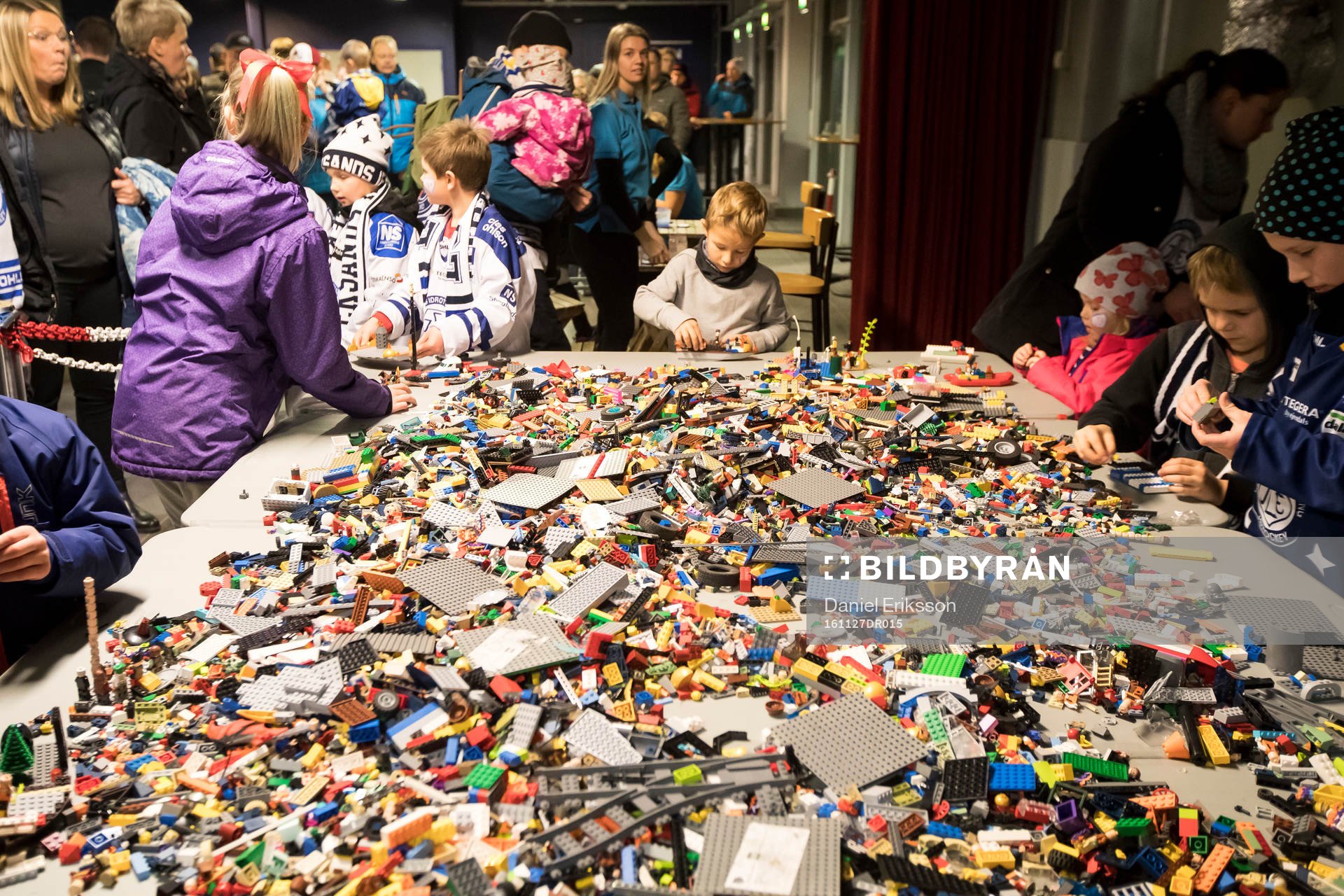 Legobygge vid familjedagen innan ishockeymatchen i SHL