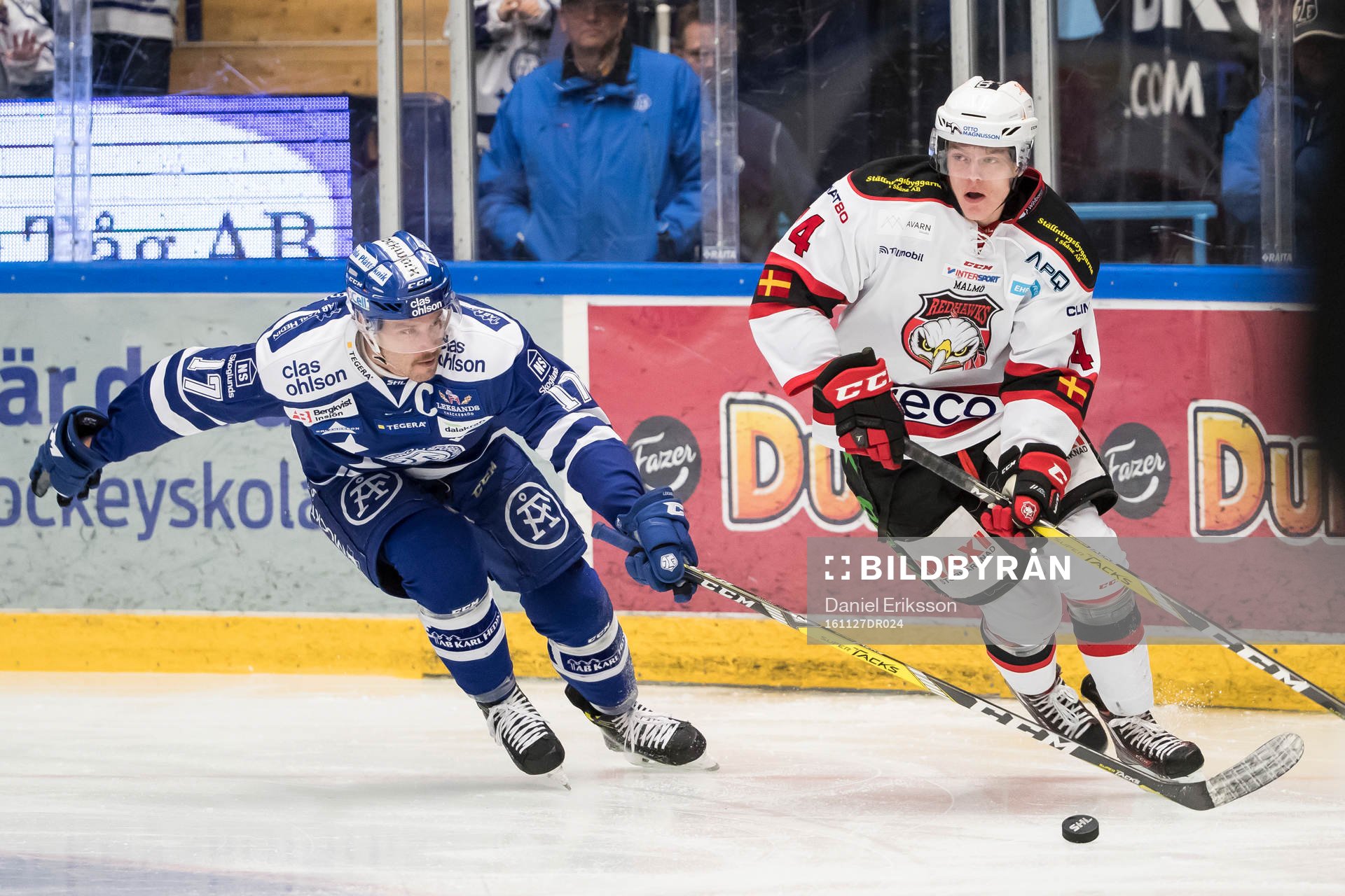 Leksands Jesper Ollas och Malmö Redhawks Noah Welch i kamp