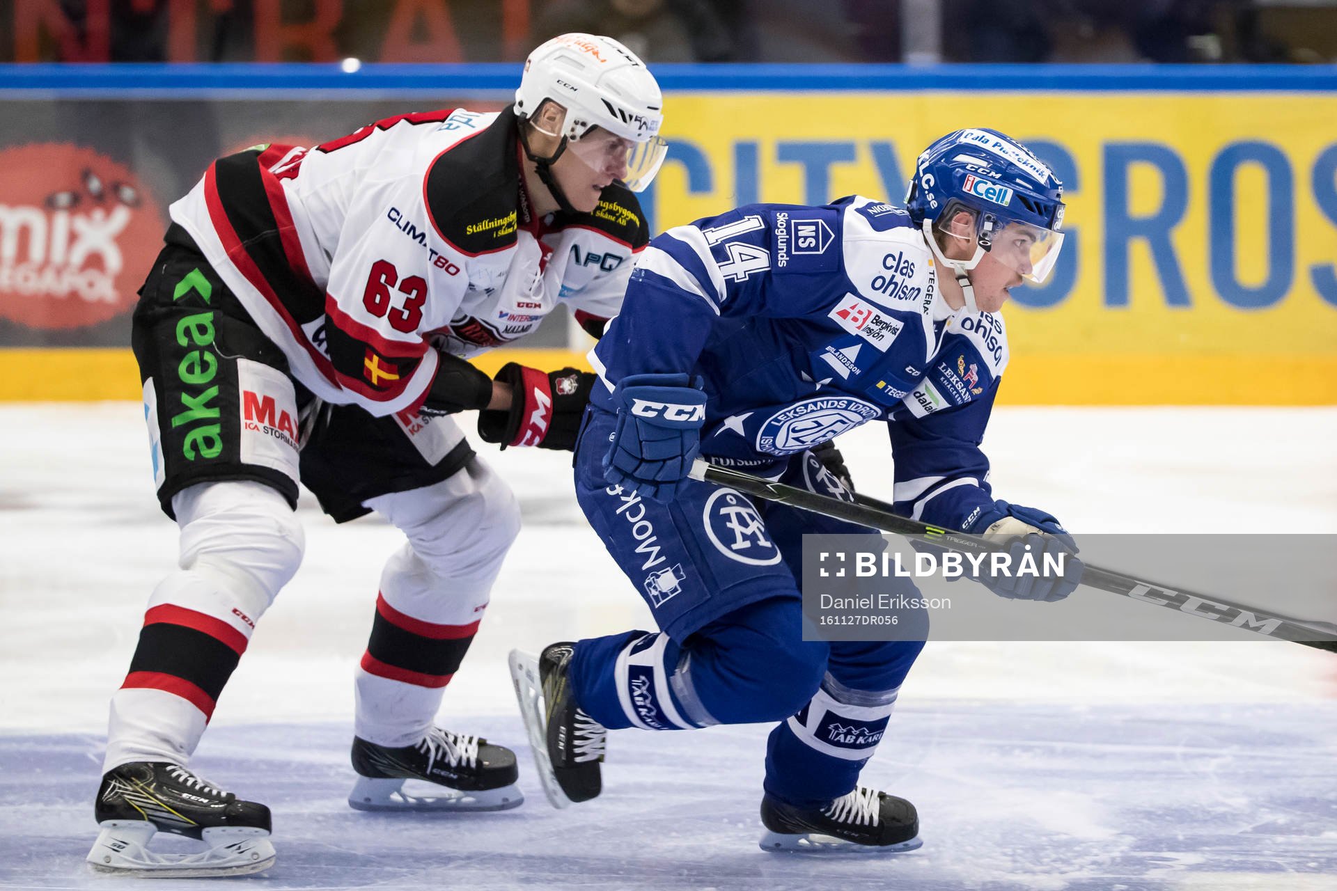 Leksands Oskar Lang jagas av Malmö Redhawks Fredrik