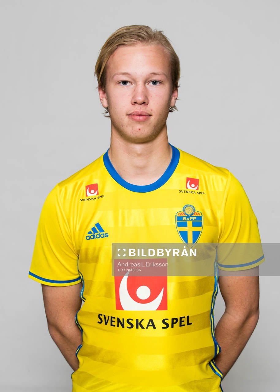 Simon Klein i P17/99-landslaget poserar för ett porträtt den 28 november 2016 i Stockholm. 