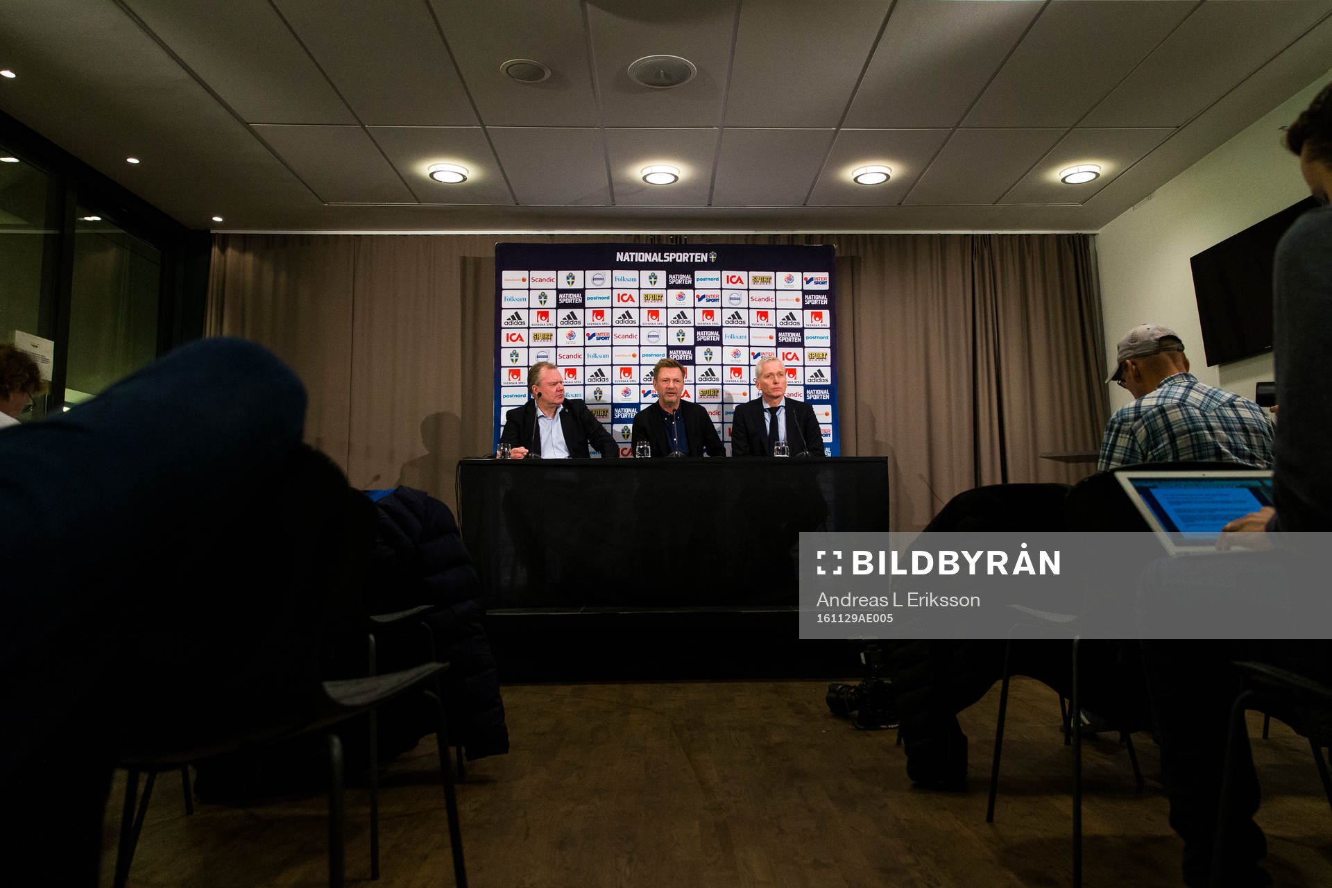 Svenska Fotbollförbundets ordförande Karl-Erik Nilsson, blivande förbundskapten Peter Gerhardsson och Svenska Fotbollförbundets generalsekreterare Håkan Sjöstrand under en presskonferens anordnad av Svenska fotbollförbundet där man presenterar en ny förbundskapten för damlandslaget den 29 november 2016 i Stockholm.