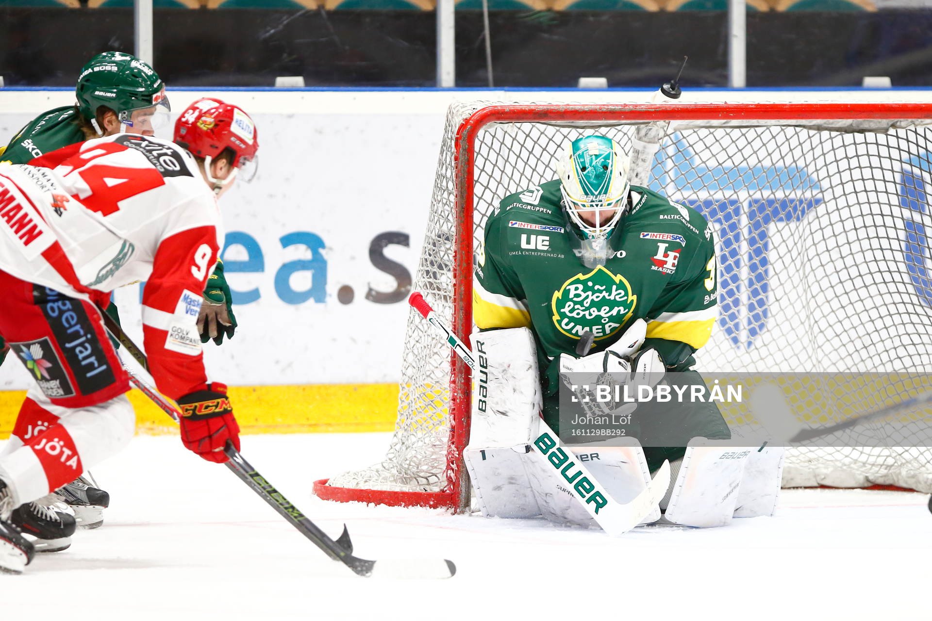 Björklövens målvakt Adam Werner räddar Almtunas