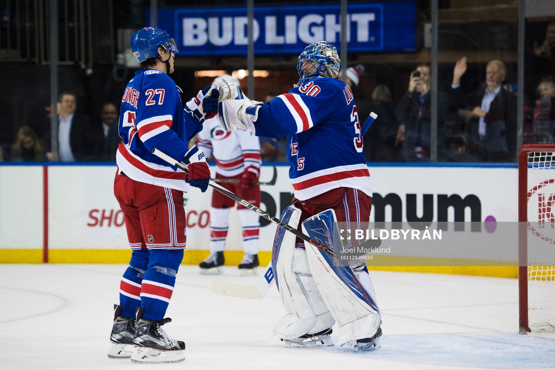New Yorks Ryan McDonagh och målvakt Henrik Lundqvist jublar