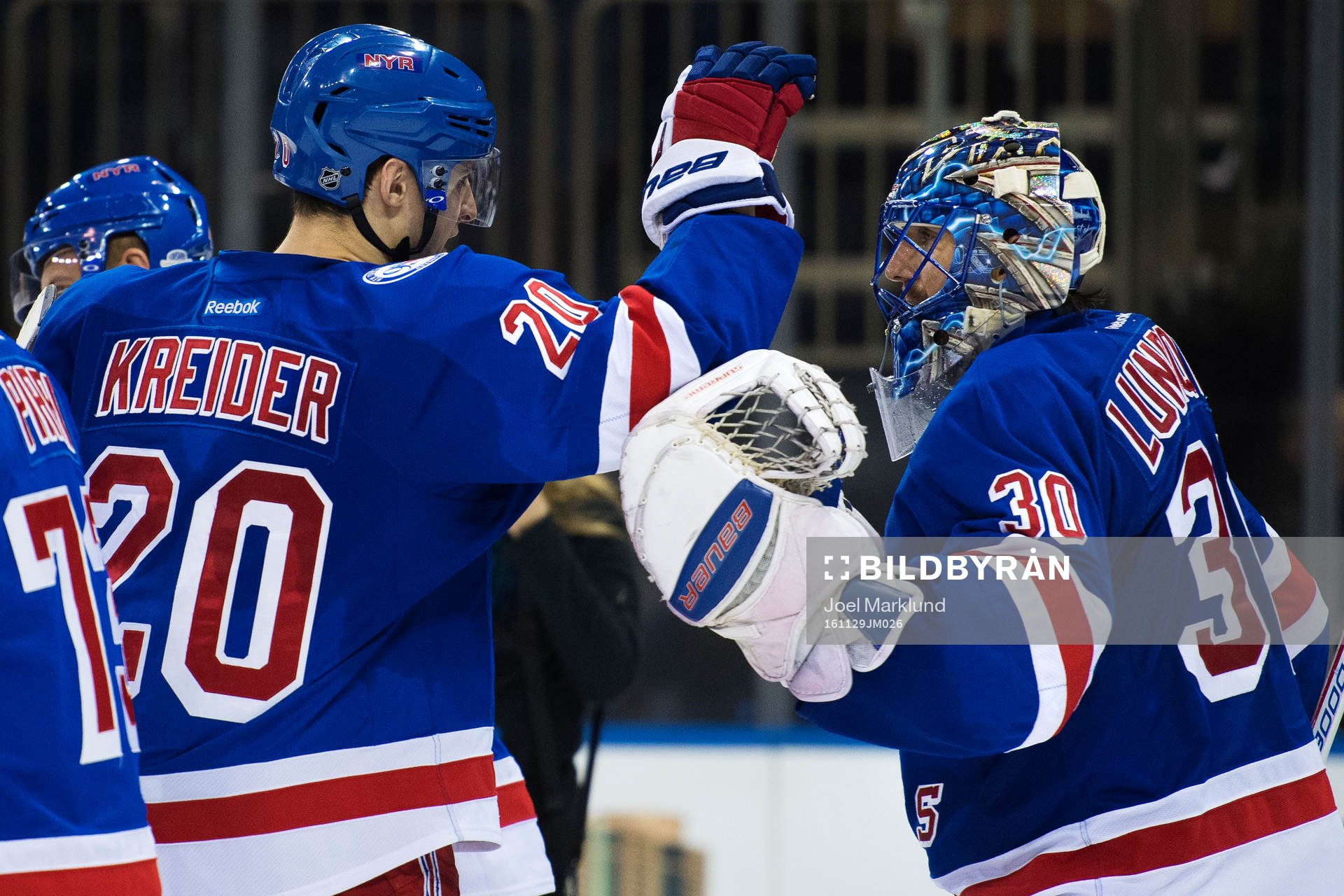 New Yorks Chris Kreider och målvakt Henrik Lundqvist jublar