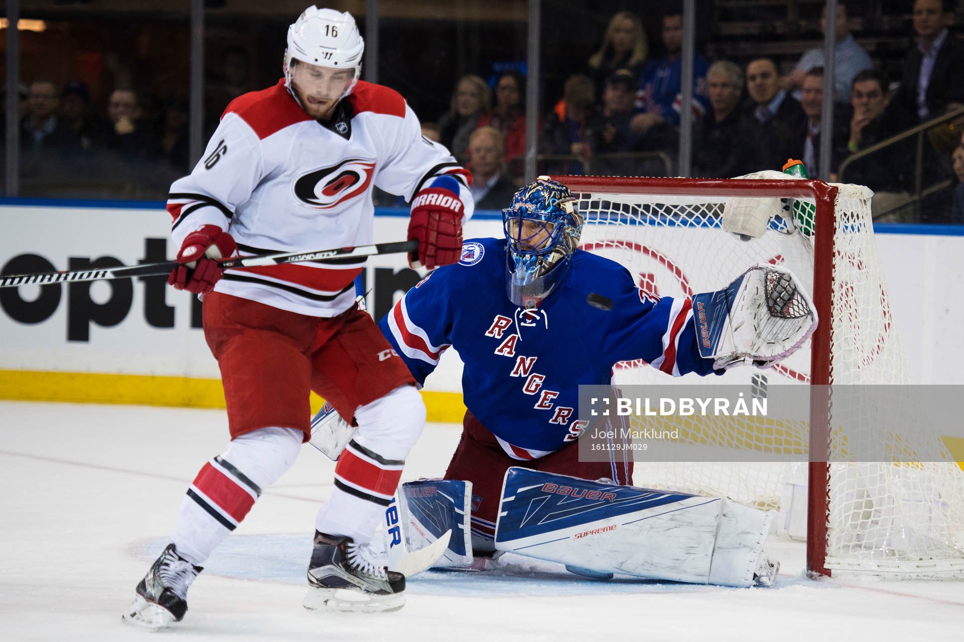 Carolinas Elias Lindholm framför New Yorks målvakt Henrik