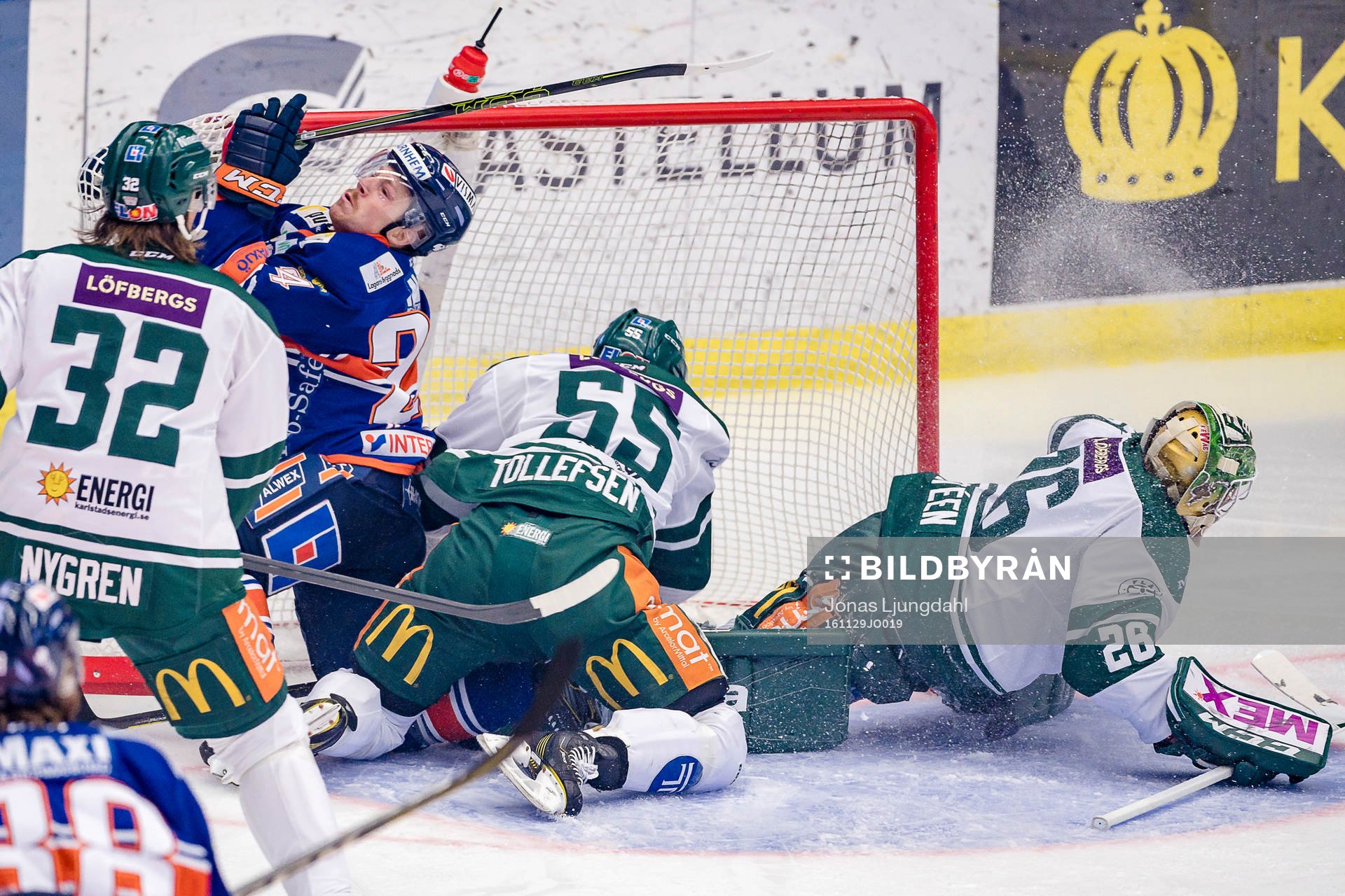 Växjös Joakim Hillding kraschar in i målburen samtidigt