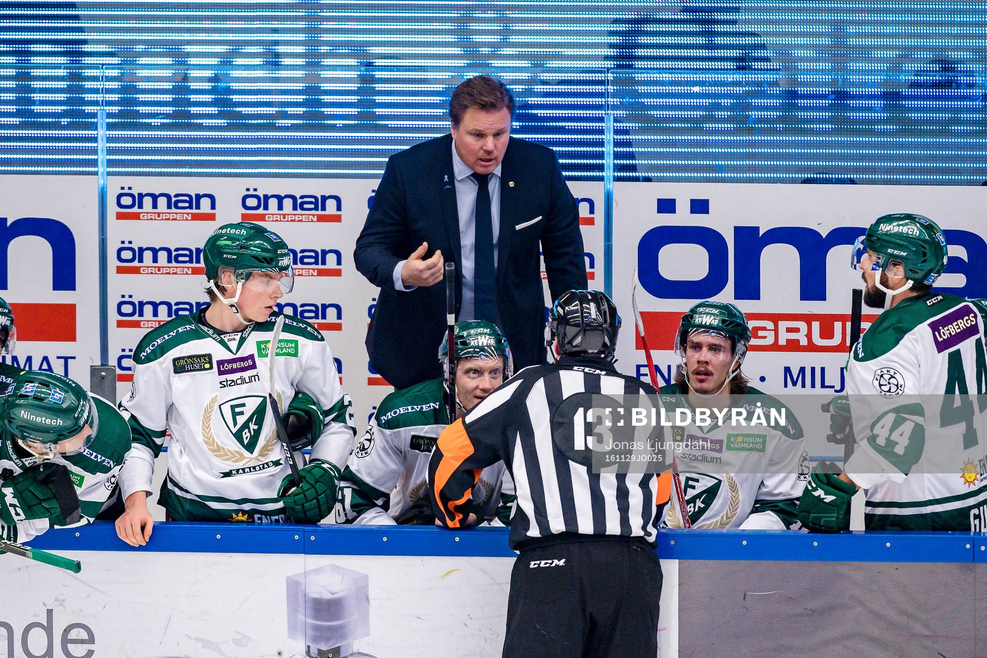 Färjestads Tränare Leif Carlsson pratar med Domare Morgan