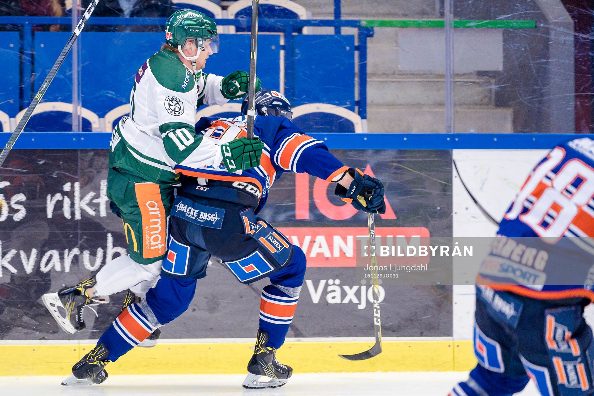Växjös Oliver Bohm tacklar Färjestads Marcus Nilsson