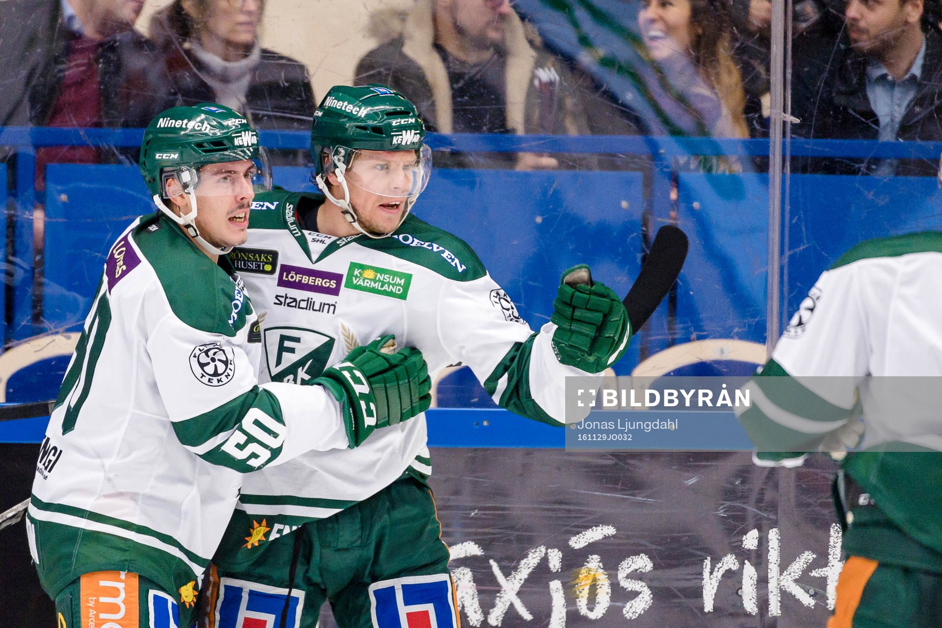 Färjestads Sebastian Erixon och Andreas Jämtin jublar