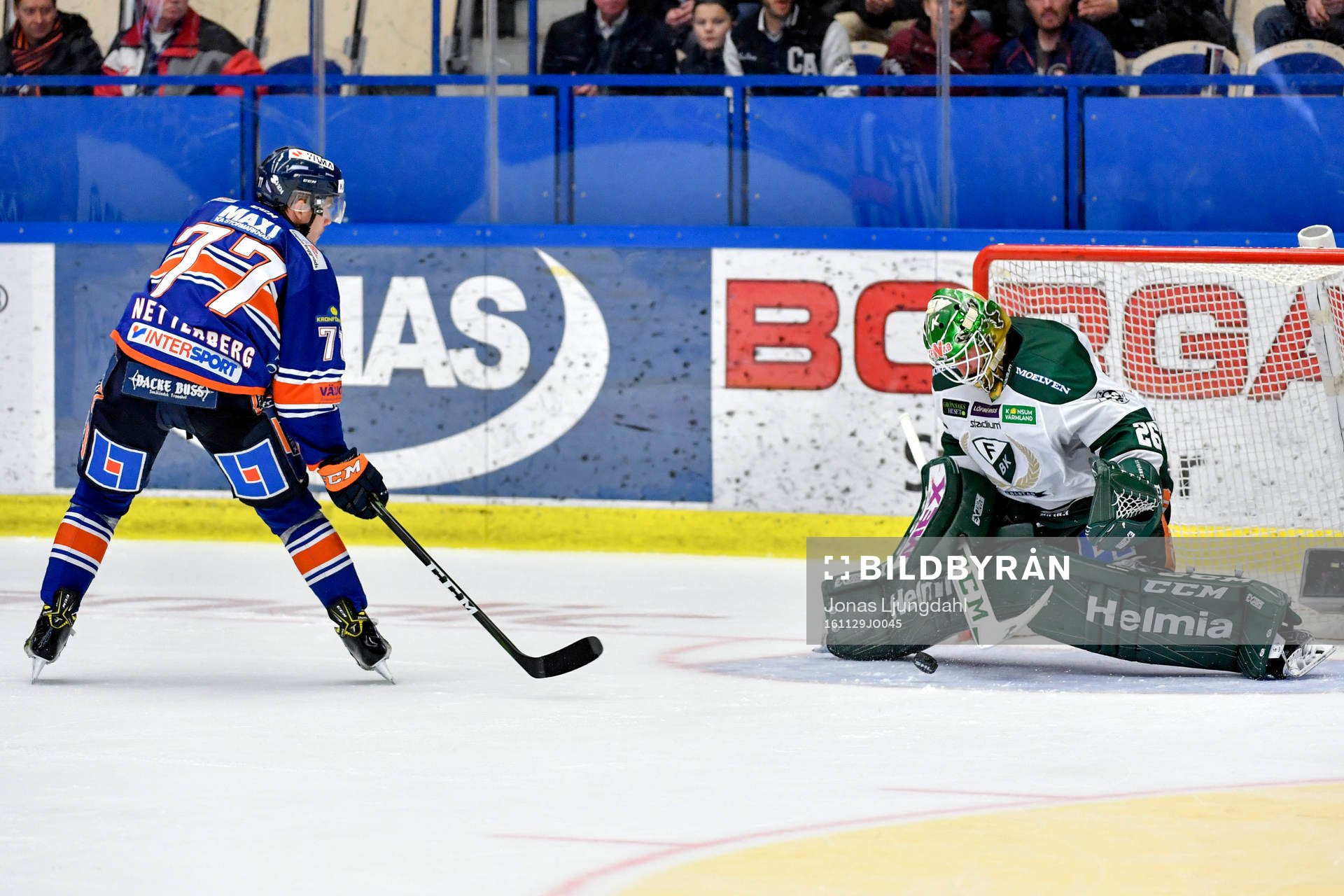 Färjestads målvakt Stefan Steen räddar en straff från