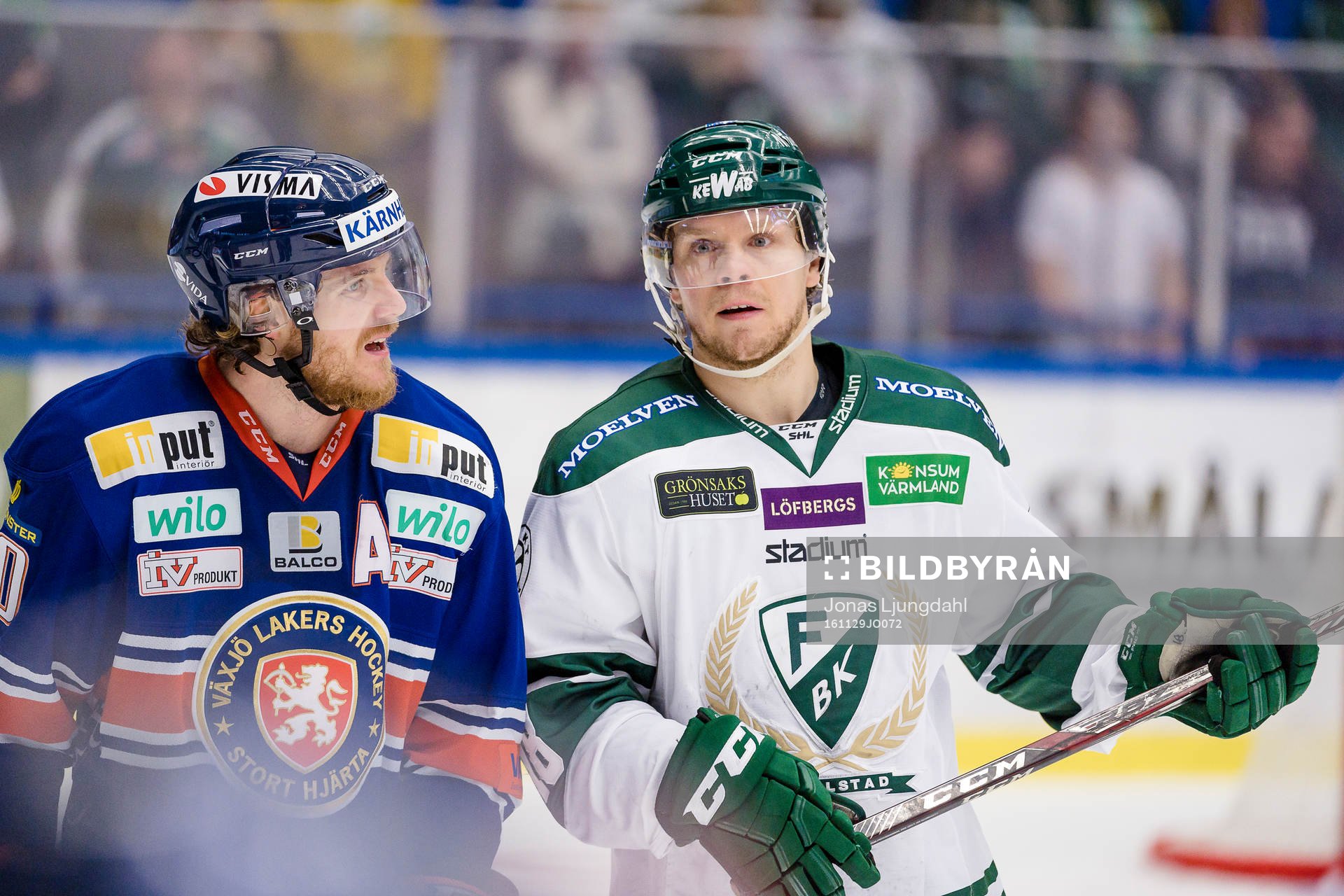 Växjös Erik Josefsson pratar med Färjestads Andreas