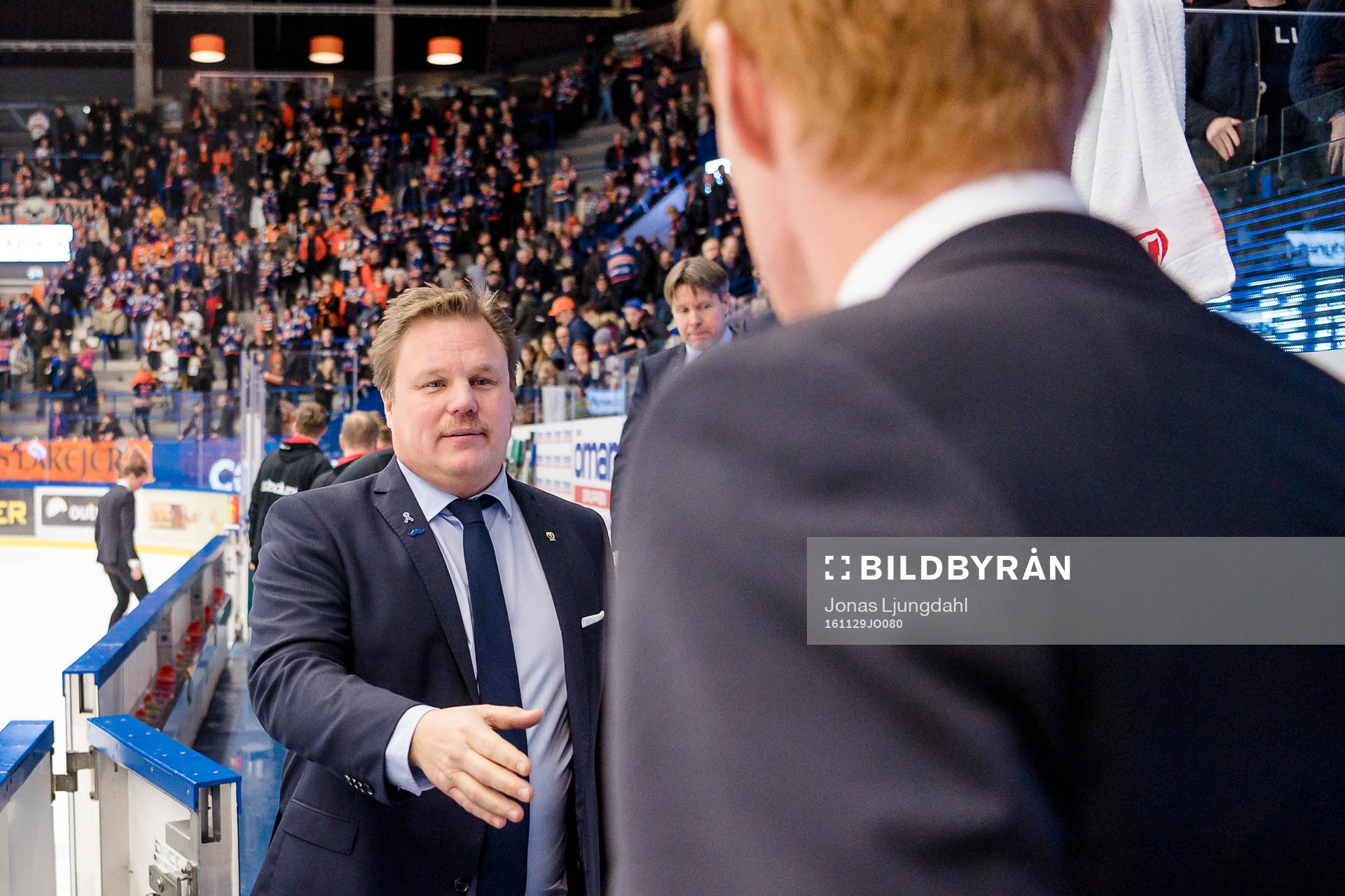Färjestads Tränare Leif Carlsson hälsar på Växjös