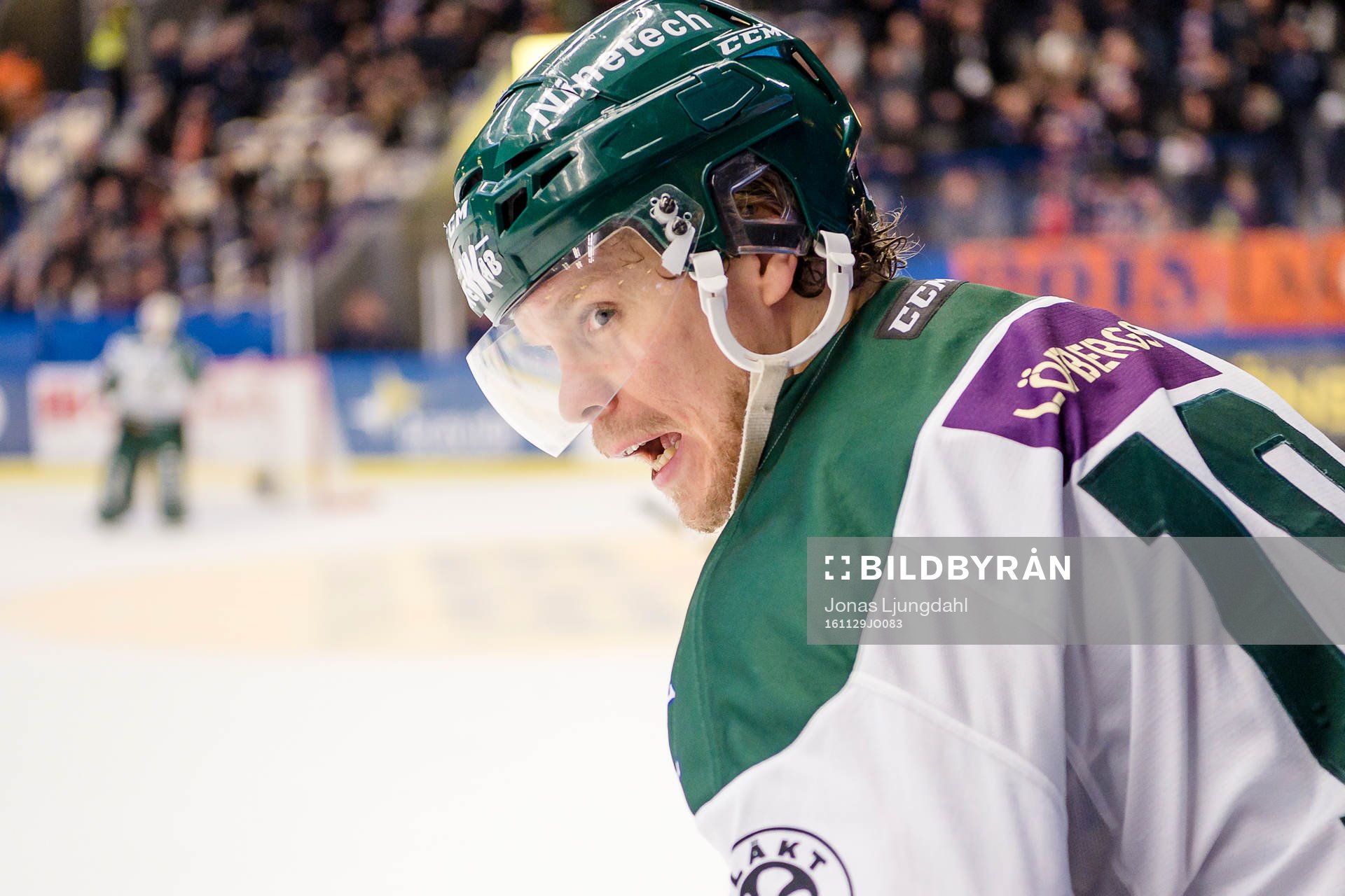 Färjestads Andreas Jämtin skriker mot Växjös bås